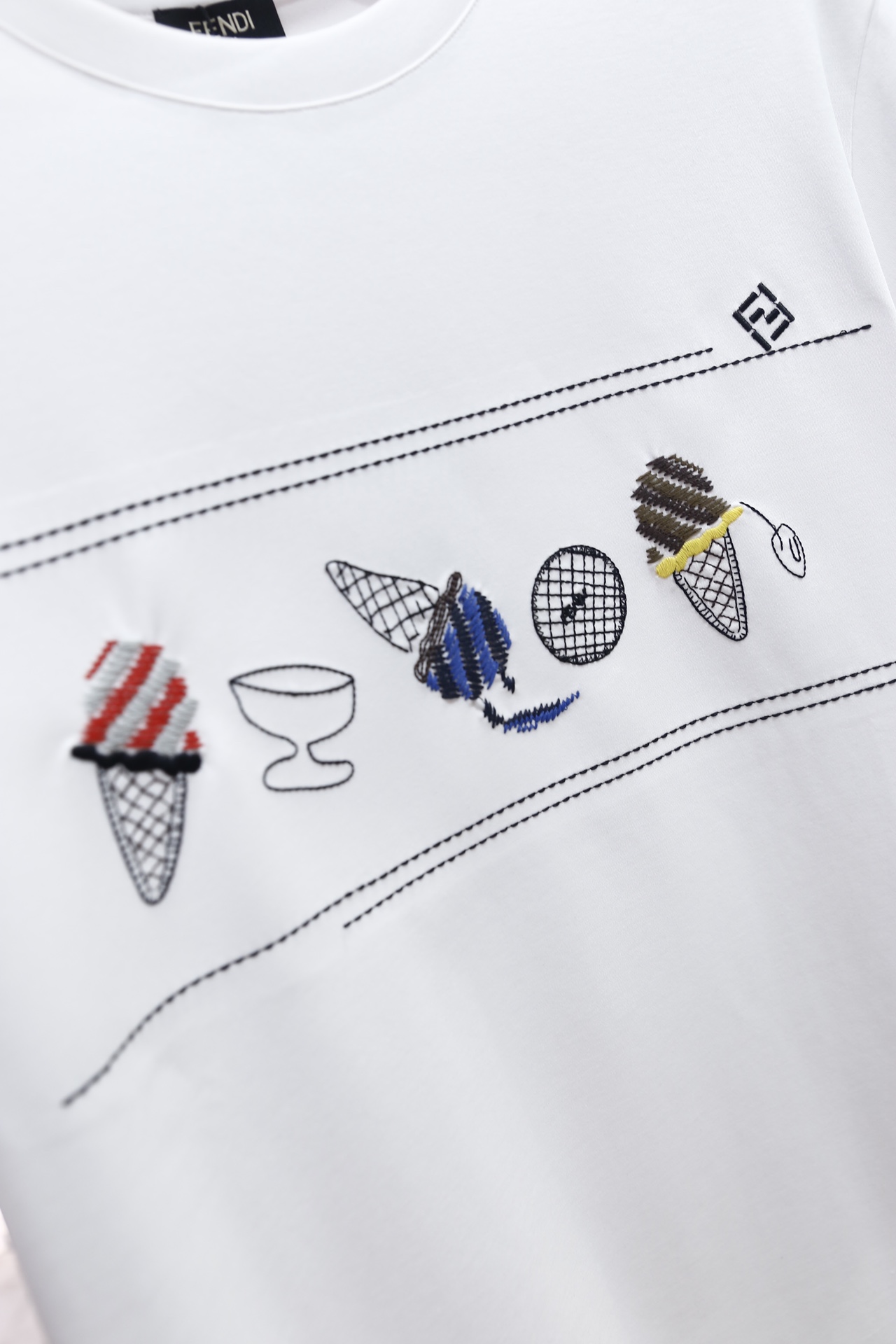 🔥芬迪/FENDI.2026早春新品！时尚男士百搭短袖👍采用基础圆领设计，版型为宽松的常规款，胸前品牌定