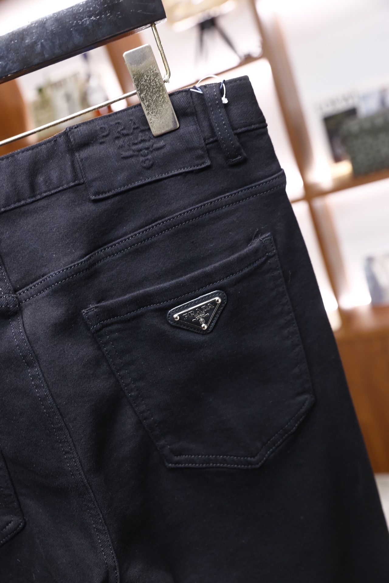 🔥普拉*/Pr*da.25秋冬新品！时尚男士纯黑色修身款牛仔长裤，裤型是小脚设计，裤脚处做了卷边处理；腰