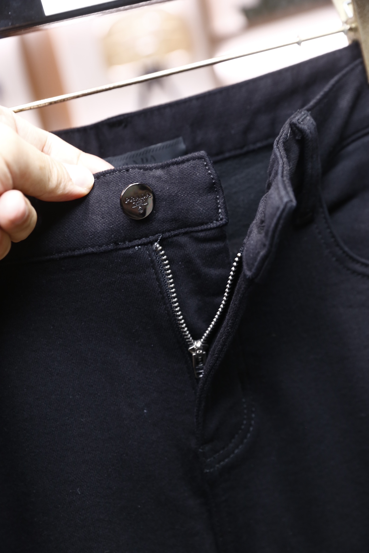 🔥普拉*/Pr*da.25秋冬新品！时尚男士纯黑色修身款牛仔长裤，裤型是小脚设计，裤脚处做了卷边处理；腰