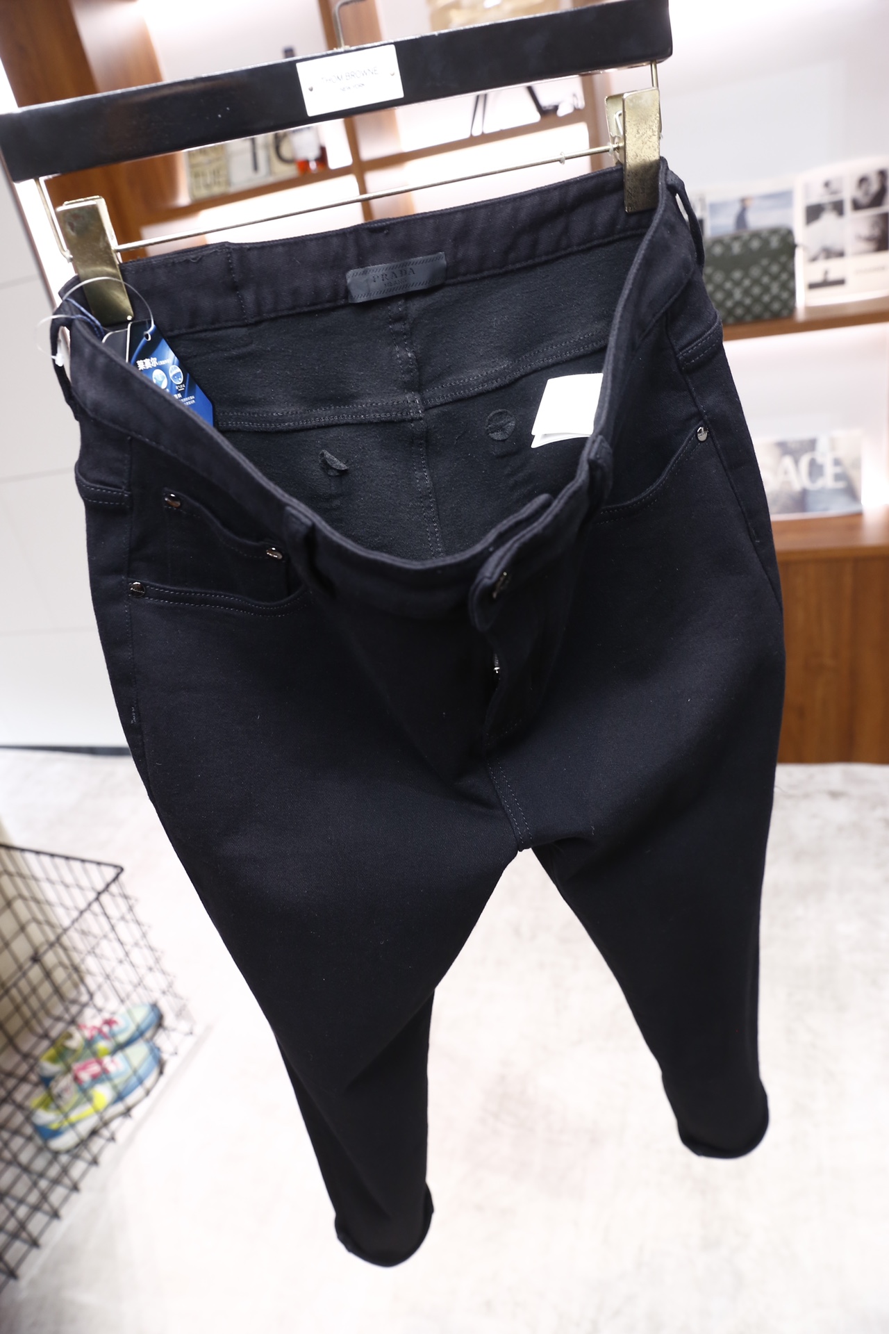 🔥普拉*/Pr*da.25秋冬新品！时尚男士纯黑色修身款牛仔长裤，裤型是小脚设计，裤脚处做了卷边处理；腰