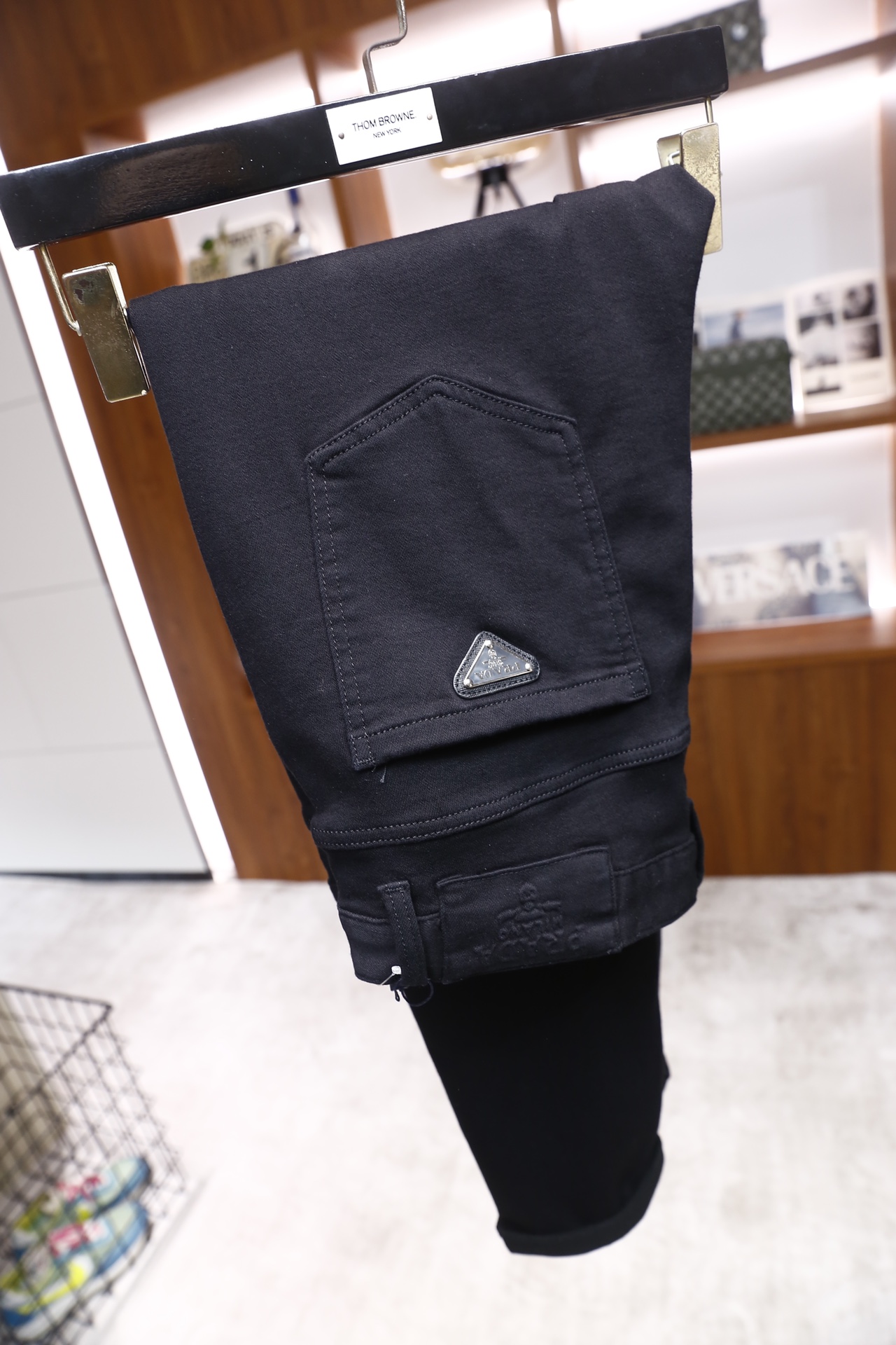 🔥普拉*/Pr*da.25秋冬新品！时尚男士纯黑色修身款牛仔长裤，裤型是小脚设计，裤脚处做了卷边处理；腰