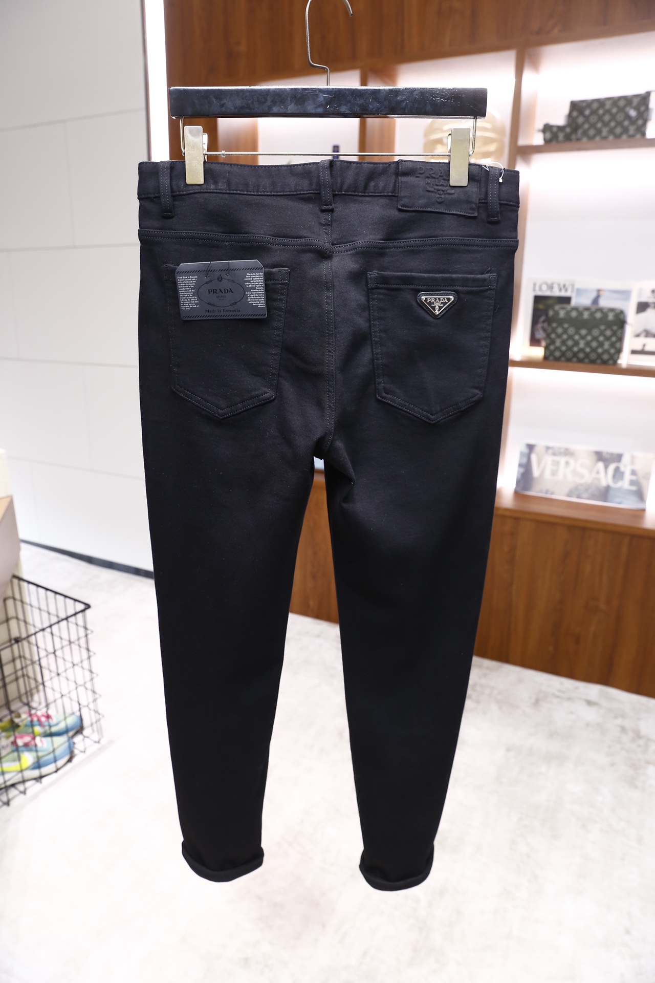 🔥普拉*/Pr*da.25秋冬新品！时尚男士纯黑色修身款牛仔长裤，裤型是小脚设计，裤脚处做了卷边处理；腰