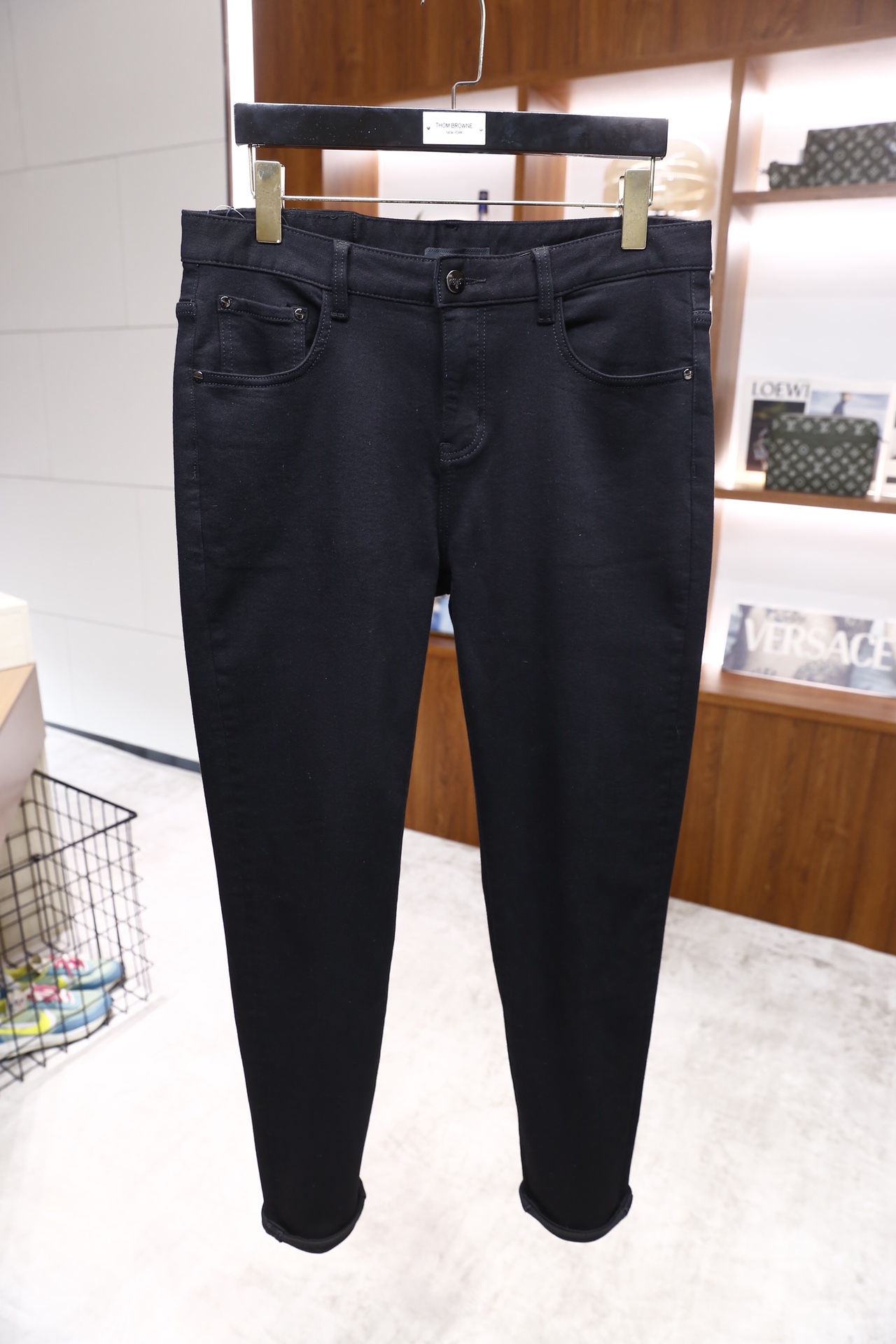 🔥普拉*/Pr*da.25秋冬新品！时尚男士纯黑色修身款牛仔长裤，裤型是小脚设计，裤脚处做了卷边处理；腰