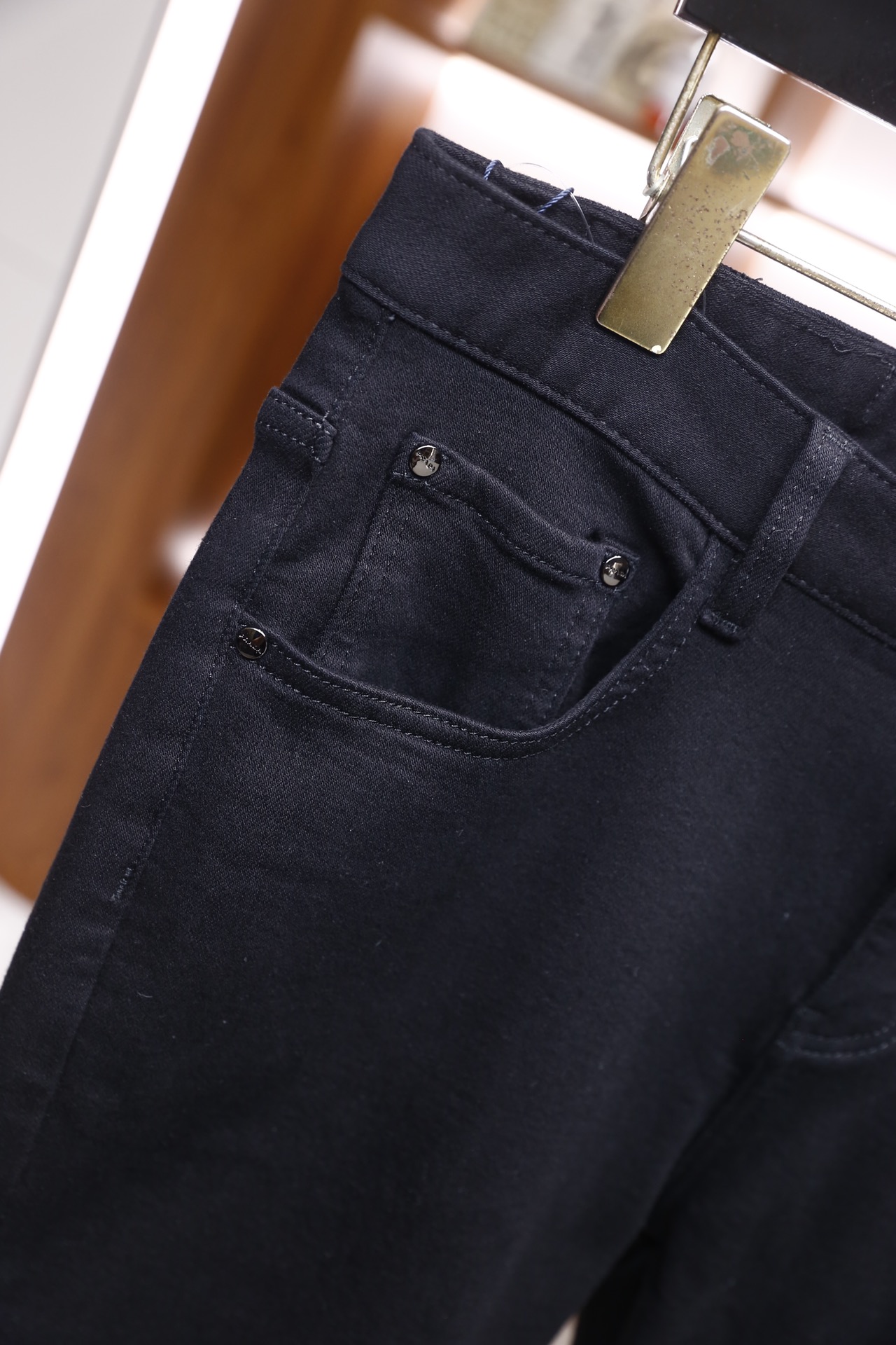 🔥普拉*/Pr*da.25秋冬新品！时尚男士纯黑色修身款牛仔长裤，裤型是小脚设计，裤脚处做了卷边处理；腰