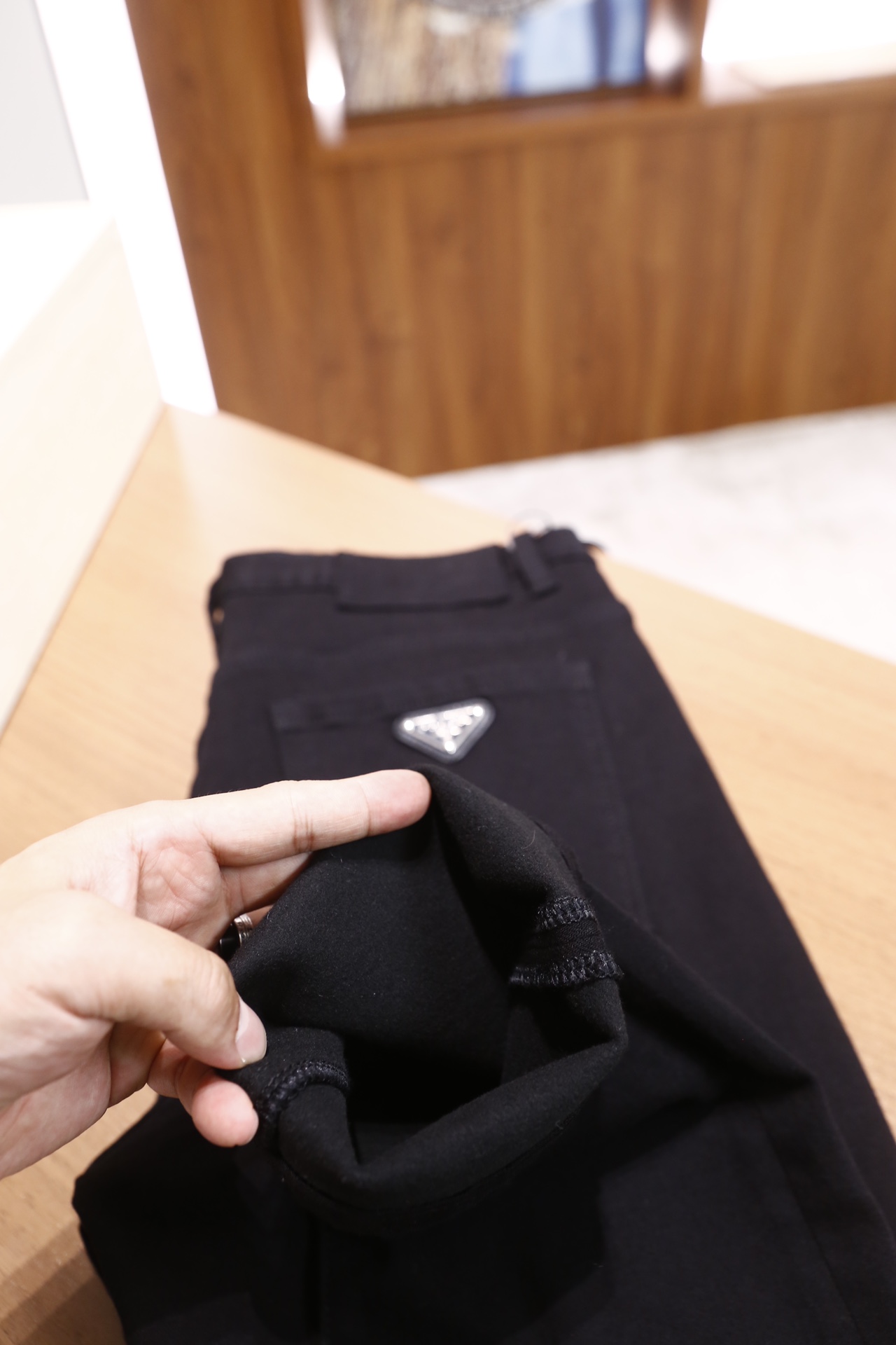 🔥普拉*/Pr*da.25秋冬新品！时尚男士纯黑色修身款牛仔长裤，裤型是小脚设计，裤脚处做了卷边处理；腰