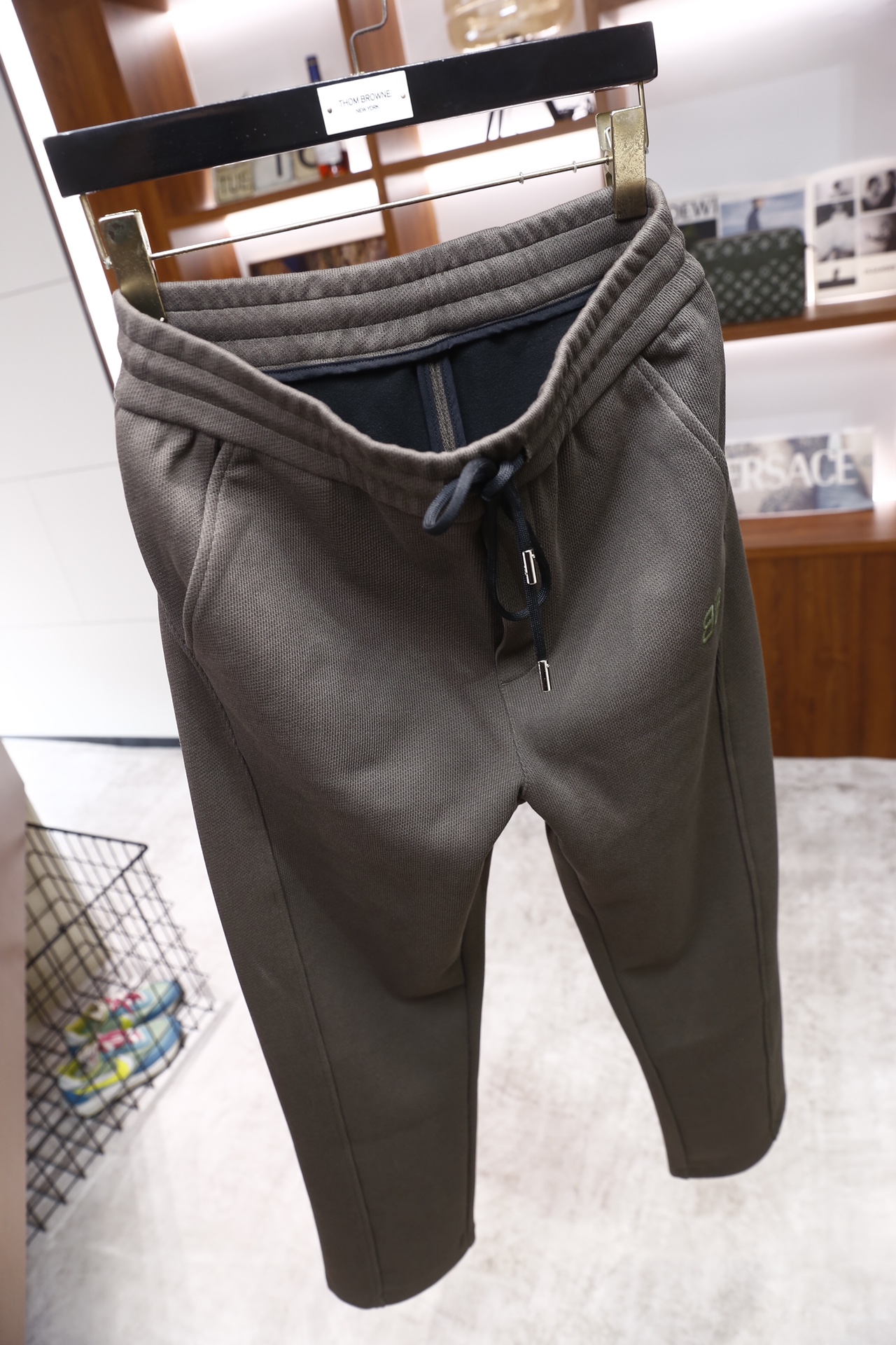 🔥巴黎世家/Balenciaga.25秋冬新款！时尚男士休闲裤，采用舒适保暖面料👍表面带有细密的华夫格纹