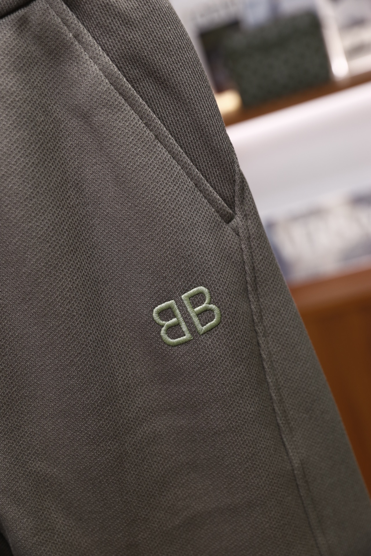 🔥巴黎世家/Balenciaga.25秋冬新款！时尚男士休闲裤，采用舒适保暖面料👍表面带有细密的华夫格纹