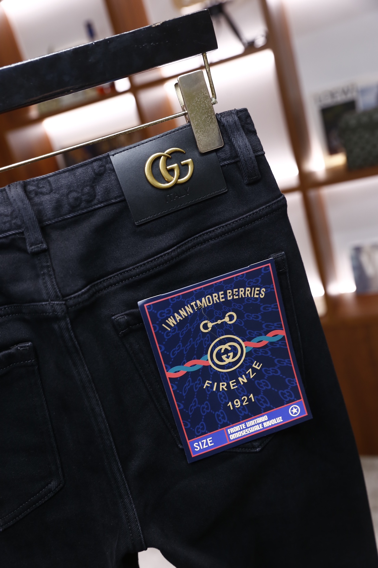 🔥古驰/G*cci.25秋冬新品！时尚男士黑色修身款男士牛仔裤，整体为纯黑配色，裤型修身且裤脚做卷边处理