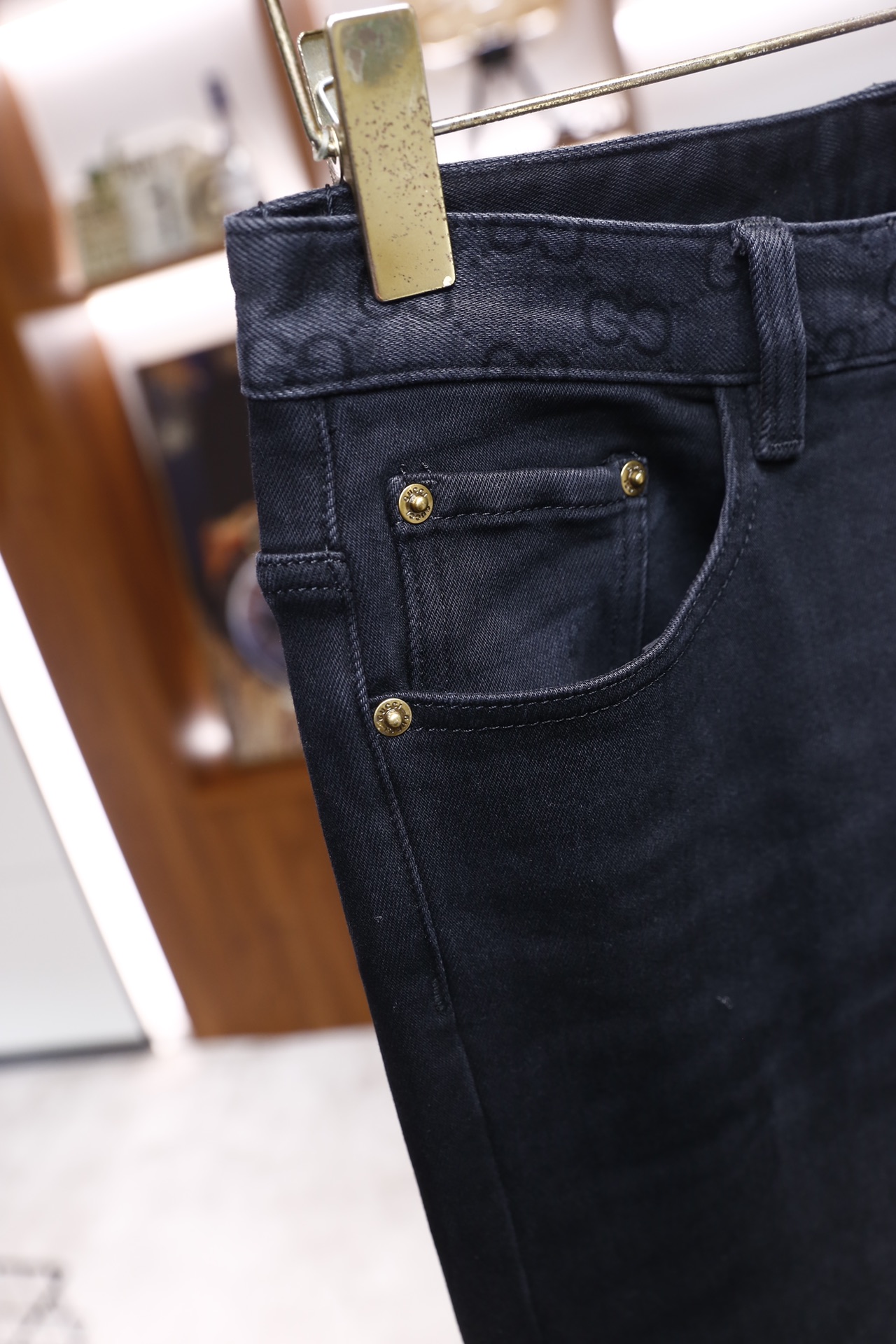 🔥古驰/G*cci.25秋冬新品！时尚男士黑色修身款男士牛仔裤，整体为纯黑配色，裤型修身且裤脚做卷边处理