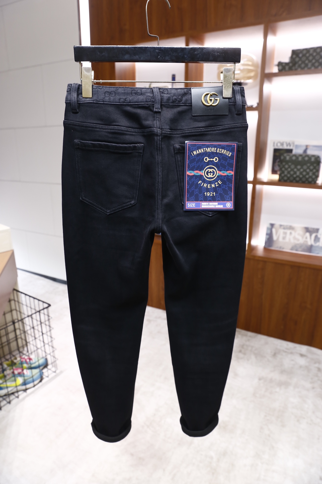 🔥古驰/G*cci.25秋冬新品！时尚男士黑色修身款男士牛仔裤，整体为纯黑配色，裤型修身且裤脚做卷边处理