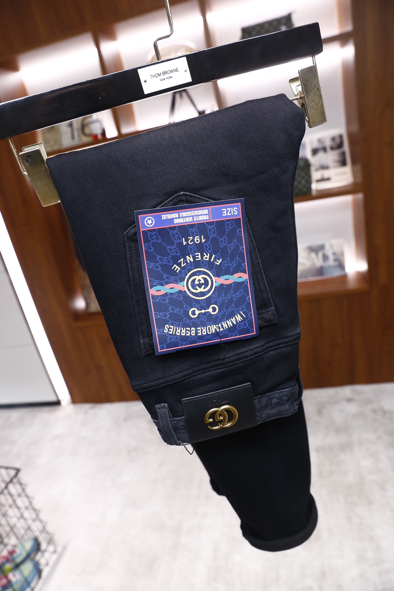 🔥古驰/G*cci.25秋冬新品！时尚男士黑色修身款男士牛仔裤，整体为纯黑配色，裤型修身且裤脚做卷边处理