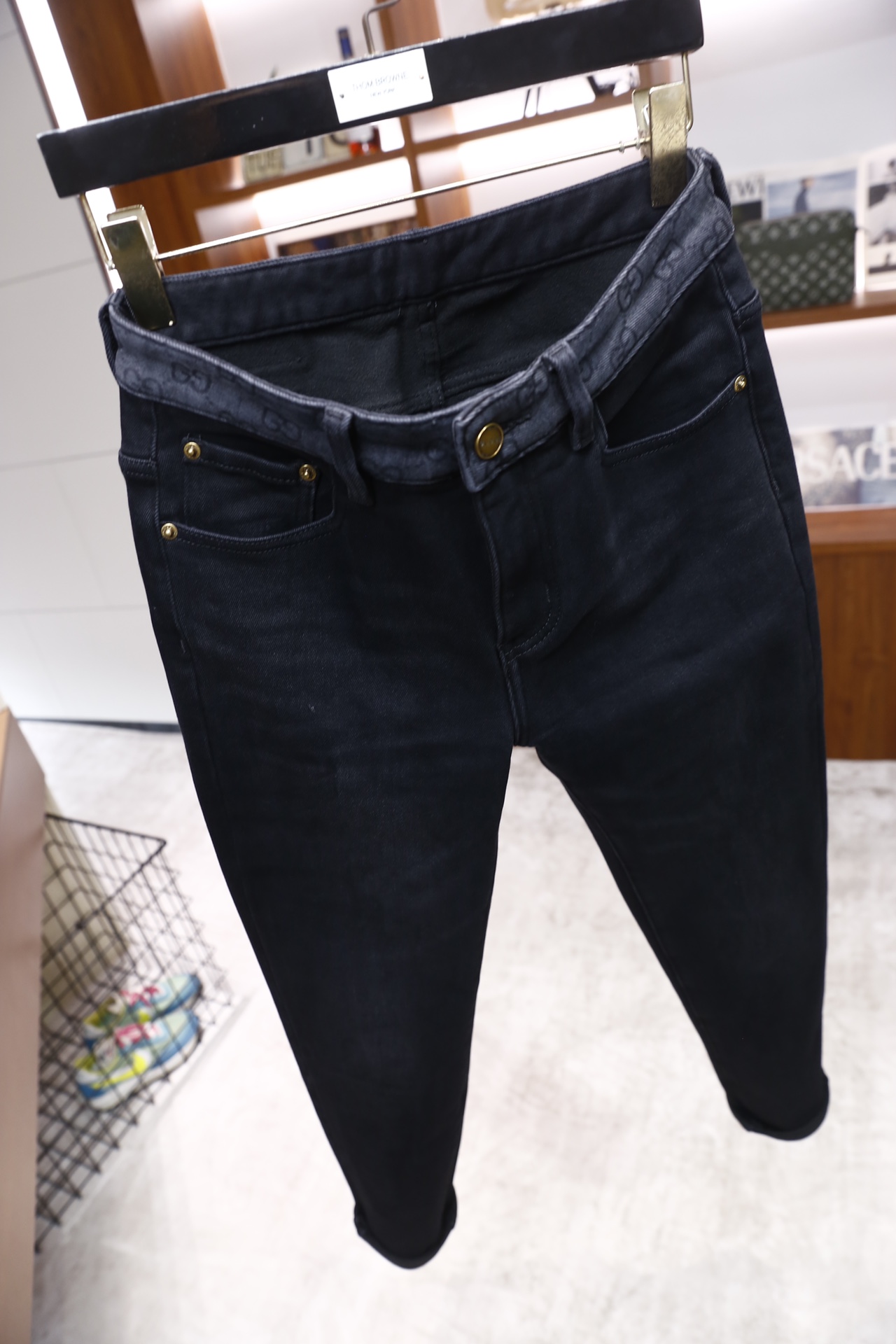 🔥古驰/G*cci.25秋冬新品！时尚男士黑色修身款男士牛仔裤，整体为纯黑配色，裤型修身且裤脚做卷边处理