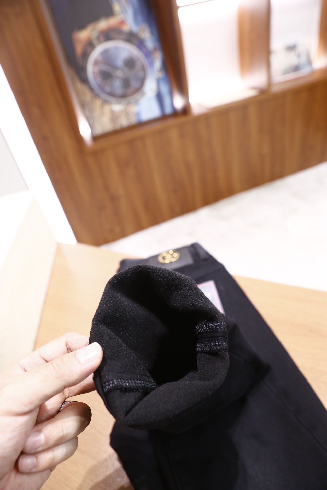 🔥古驰/G*cci.25秋冬新品！时尚男士黑色修身款男士牛仔裤，整体为纯黑配色，裤型修身且裤脚做卷边处理