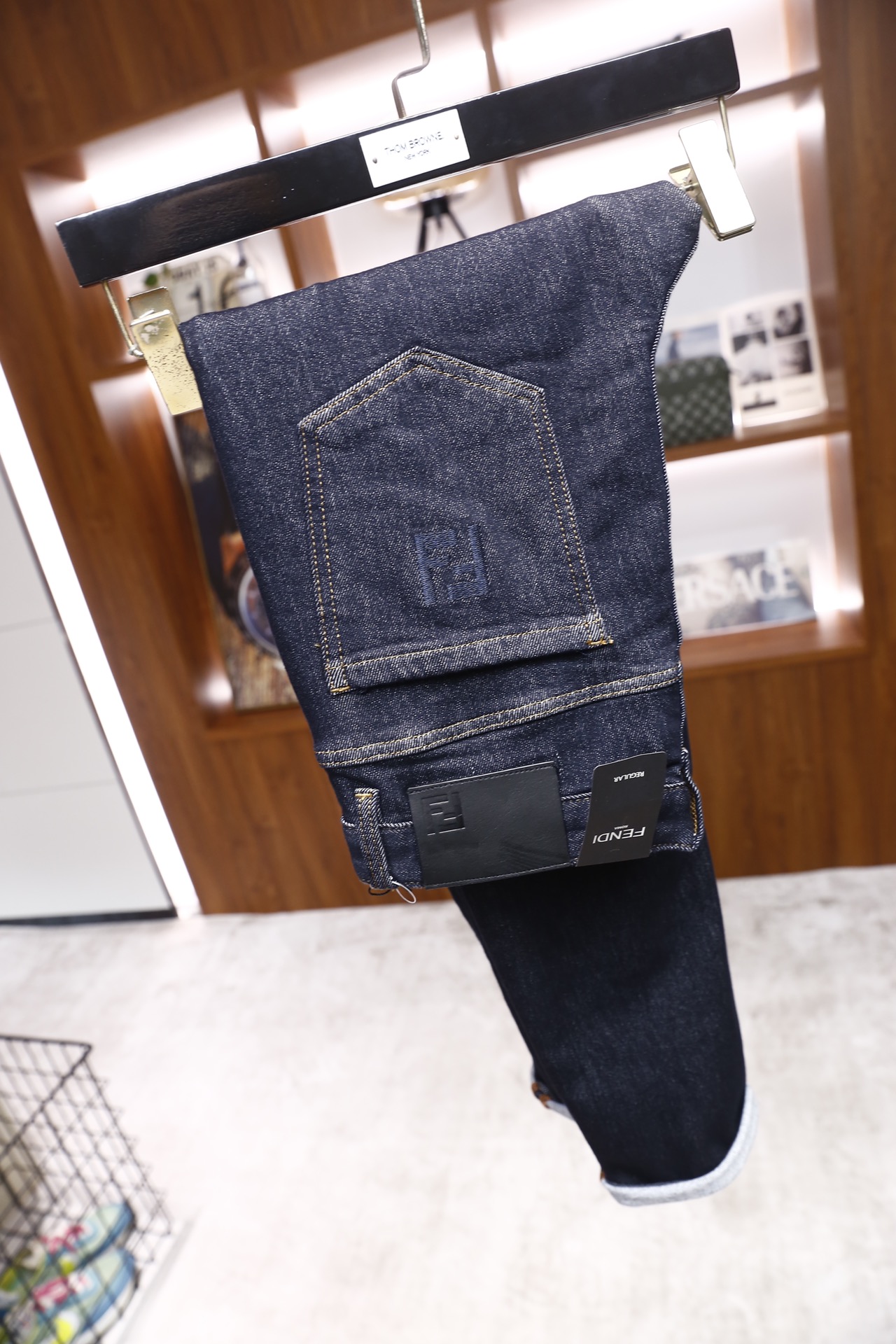 🔥FEN*I/芬迪.2025秋冬新品！时尚男士深靛蓝牛仔裤选用舒适洗水牛仔面料，质感挺括且保留牛仔原始肌