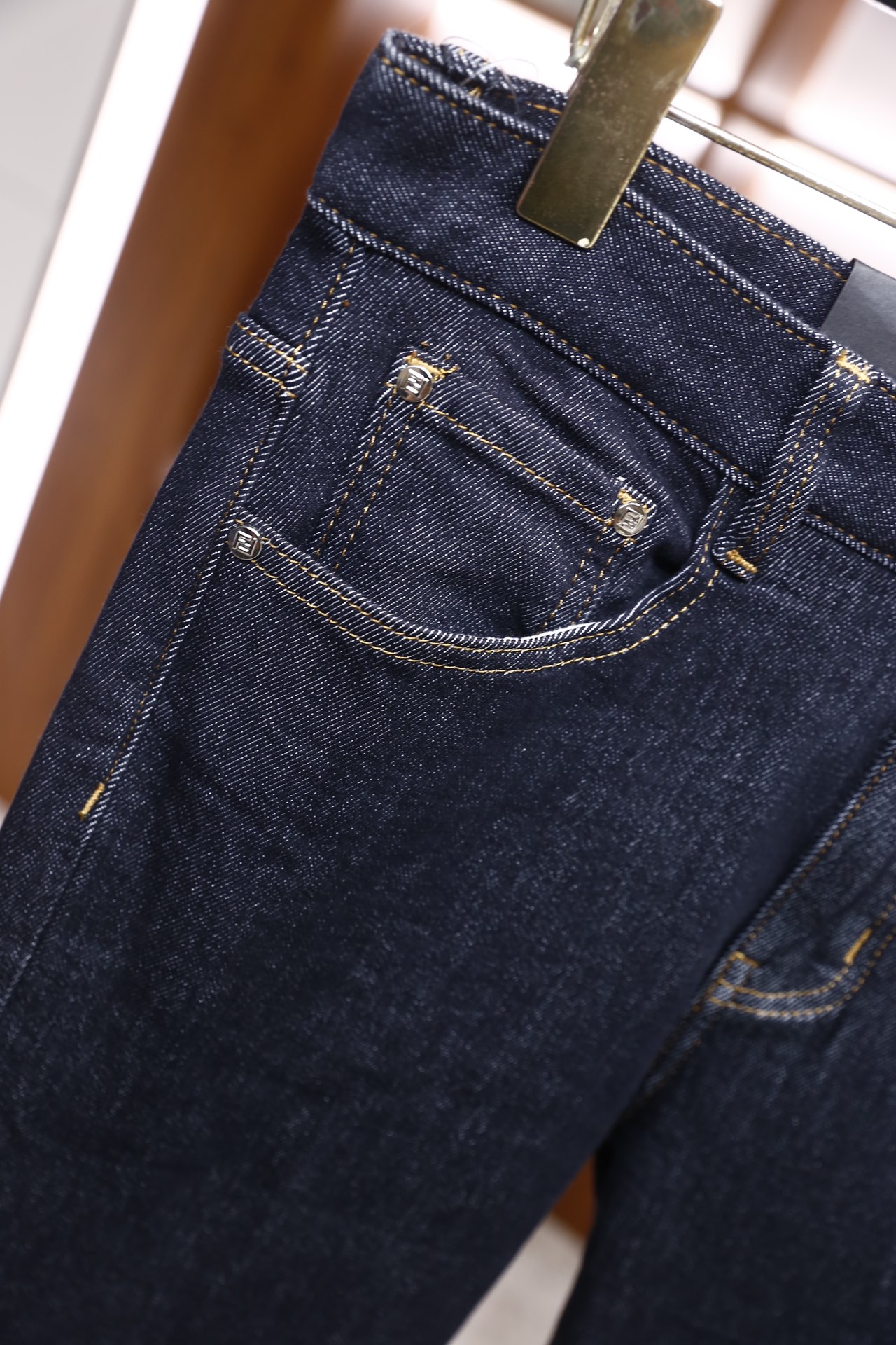 🔥FEN*I/芬迪.2025秋冬新品！时尚男士深靛蓝牛仔裤选用舒适洗水牛仔面料，质感挺括且保留牛仔原始肌