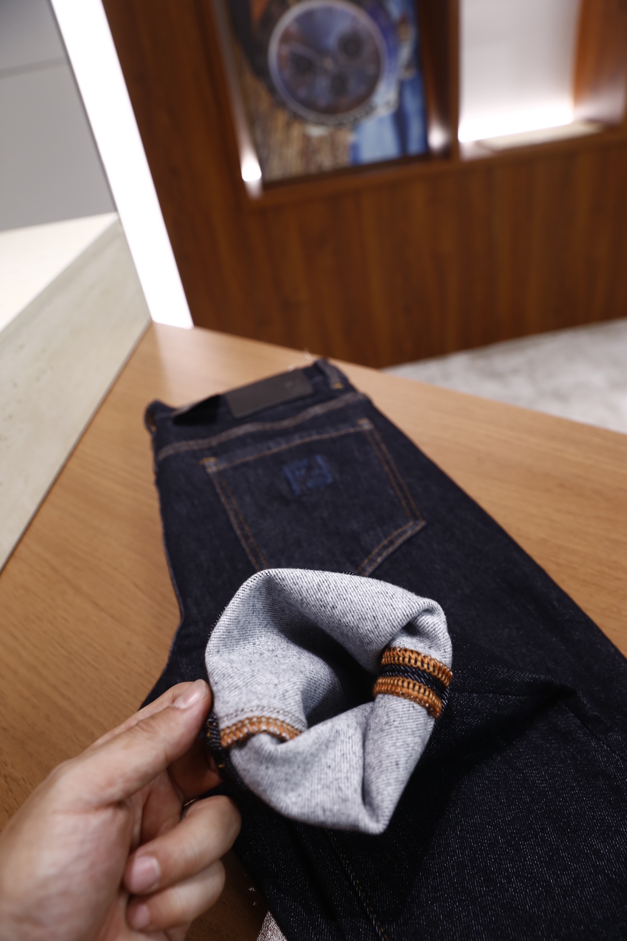 🔥FEN*I/芬迪.2025秋冬新品！时尚男士深靛蓝牛仔裤选用舒适洗水牛仔面料，质感挺括且保留牛仔原始肌