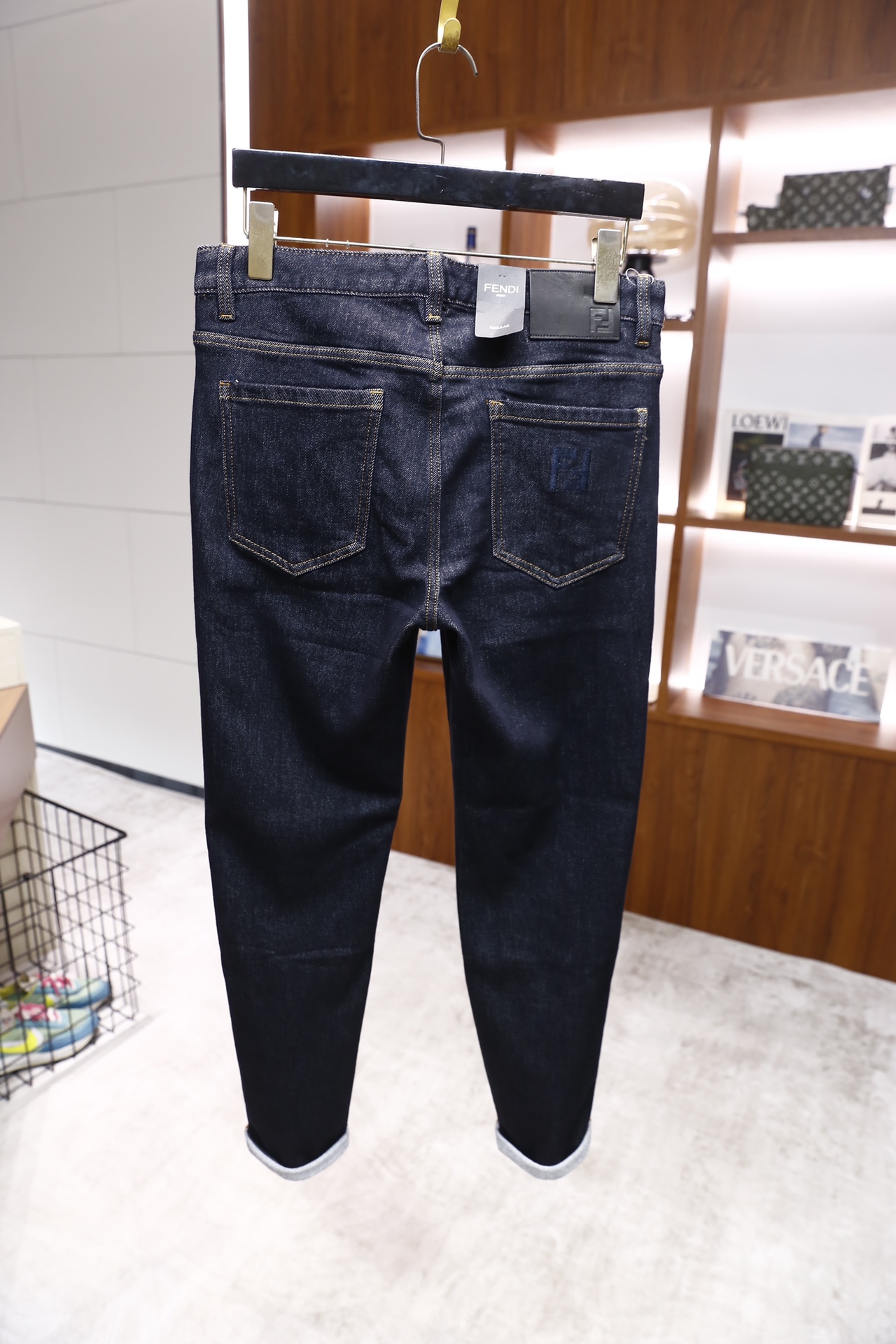 🔥FEN*I/芬迪.2025秋冬新品！时尚男士深靛蓝牛仔裤选用舒适洗水牛仔面料，质感挺括且保留牛仔原始肌