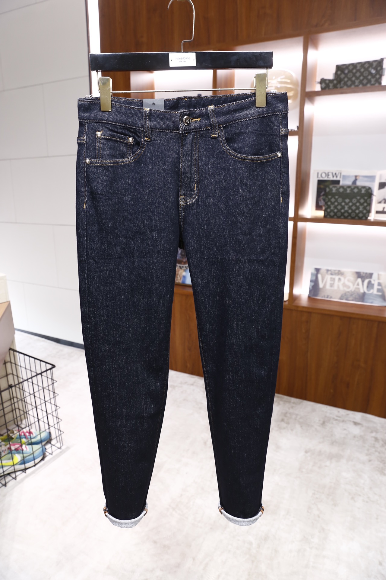 🔥FEN*I/芬迪.2025秋冬新品！时尚男士深靛蓝牛仔裤选用舒适洗水牛仔面料，质感挺括且保留牛仔原始肌