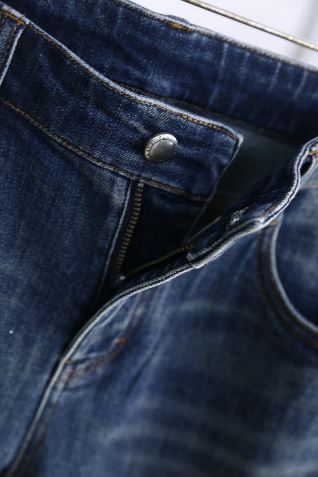 🔥马丁马吉拉.2025秋季新款！时尚男士百搭牛仔裤👖风格简约又不失细节的牛仔裤。采用经典的蓝色牛仔面料，