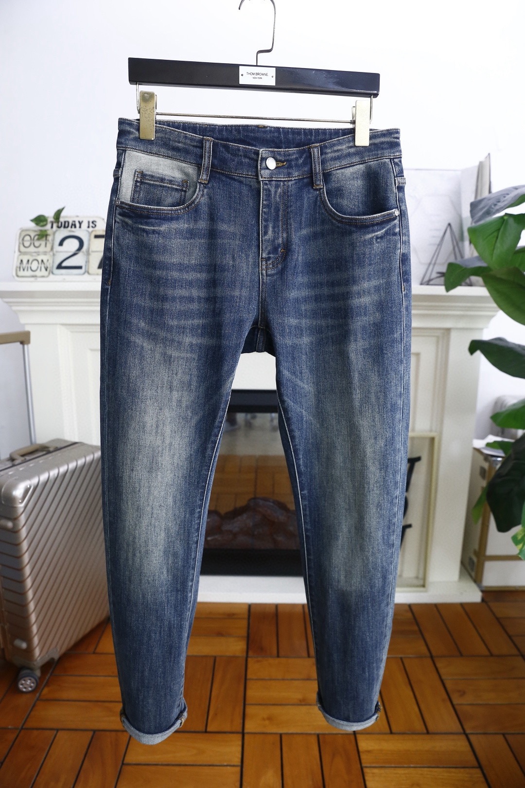 🔥马丁马吉拉.2025秋季新款！时尚男士百搭牛仔裤👖风格简约又不失细节的牛仔裤。采用经典的蓝色牛仔面料，