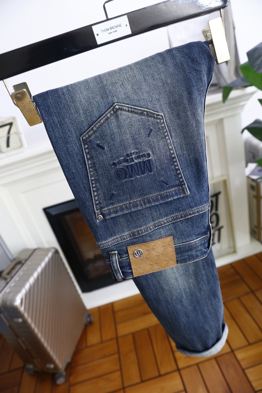 🔥马丁马吉拉.2025秋季新款！时尚男士百搭牛仔裤👖风格简约又不失细节的牛仔裤。采用经典的蓝色牛仔面料，
