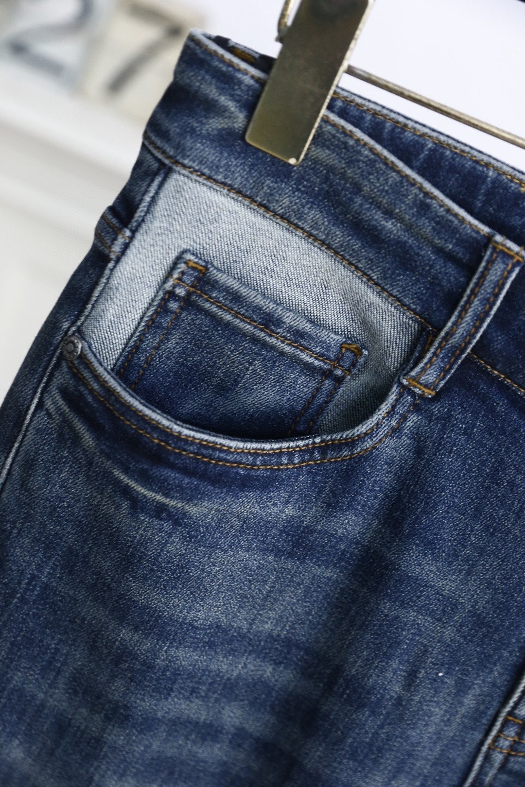 🔥马丁马吉拉.2025秋季新款！时尚男士百搭牛仔裤👖风格简约又不失细节的牛仔裤。采用经典的蓝色牛仔面料，