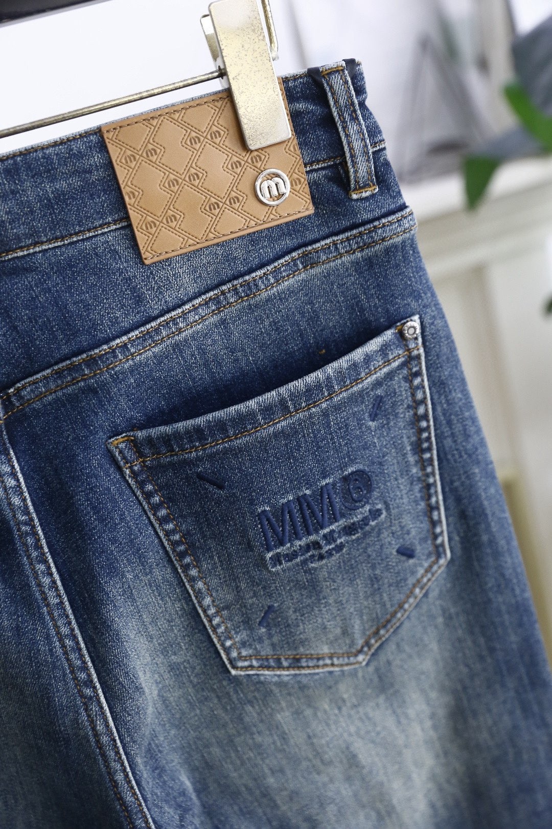 🔥马丁马吉拉.2025秋季新款！时尚男士百搭牛仔裤👖风格简约又不失细节的牛仔裤。采用经典的蓝色牛仔面料，