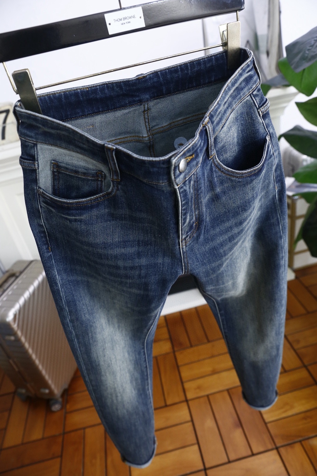 🔥马丁马吉拉.2025秋季新款！时尚男士百搭牛仔裤👖风格简约又不失细节的牛仔裤。采用经典的蓝色牛仔面料，