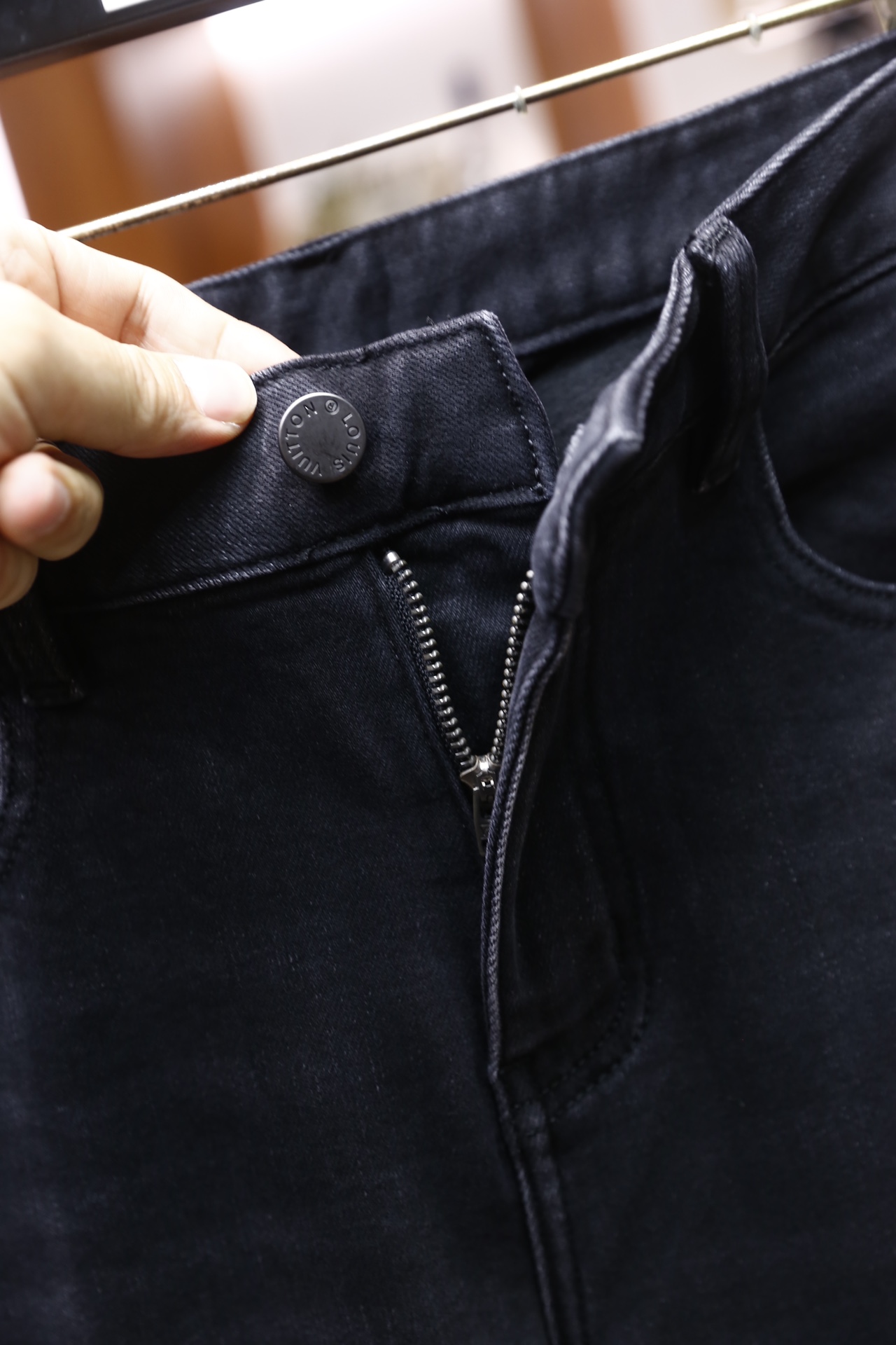 🔥路易威登/LV.25秋冬新品！时尚男士牛仔裤👍采用舒适洗水牛仔面料！面料兼具挺括度与柔软度，耐磨性和垂