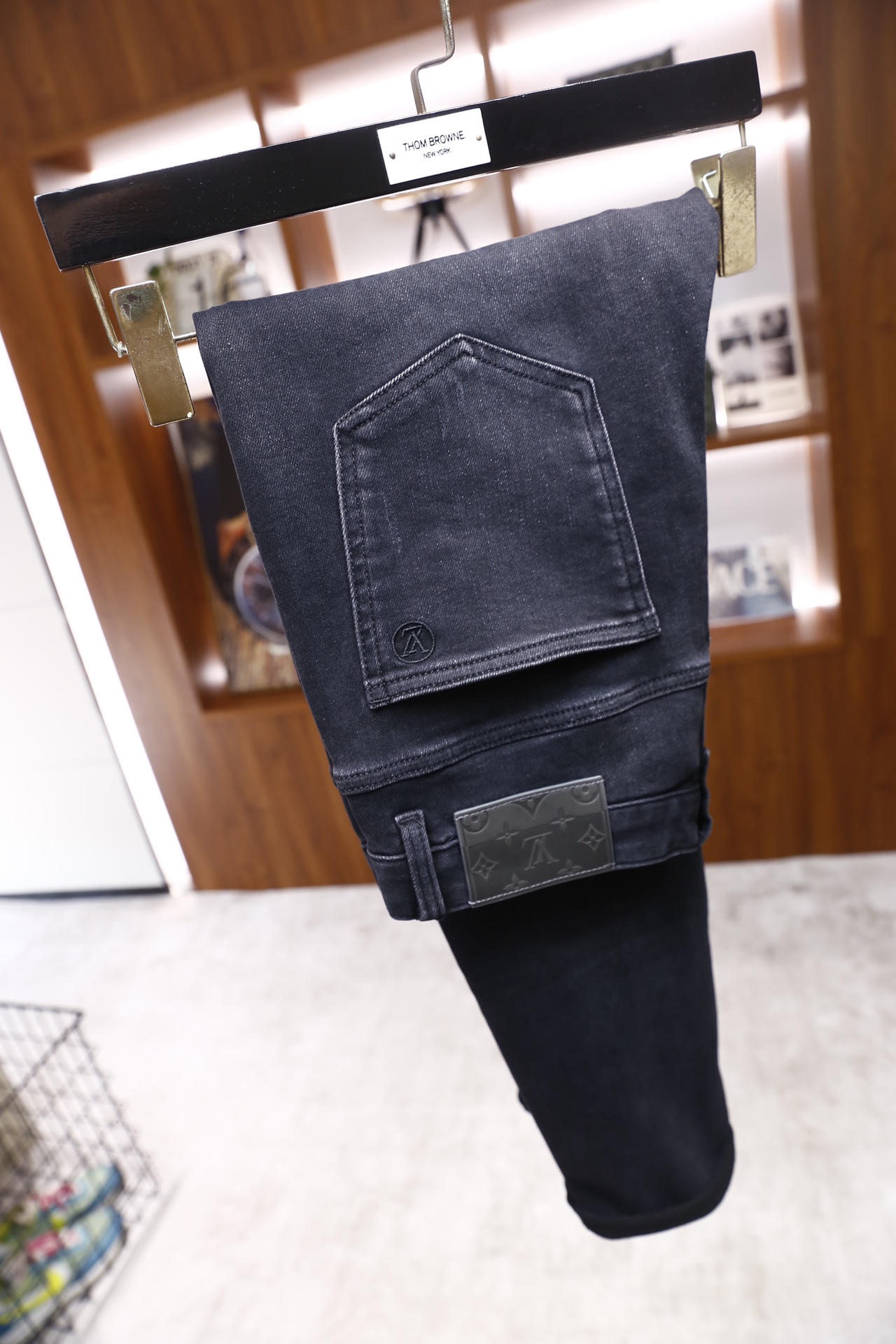 🔥路易威登/LV.25秋冬新品！时尚男士牛仔裤👍采用舒适洗水牛仔面料！面料兼具挺括度与柔软度，耐磨性和垂