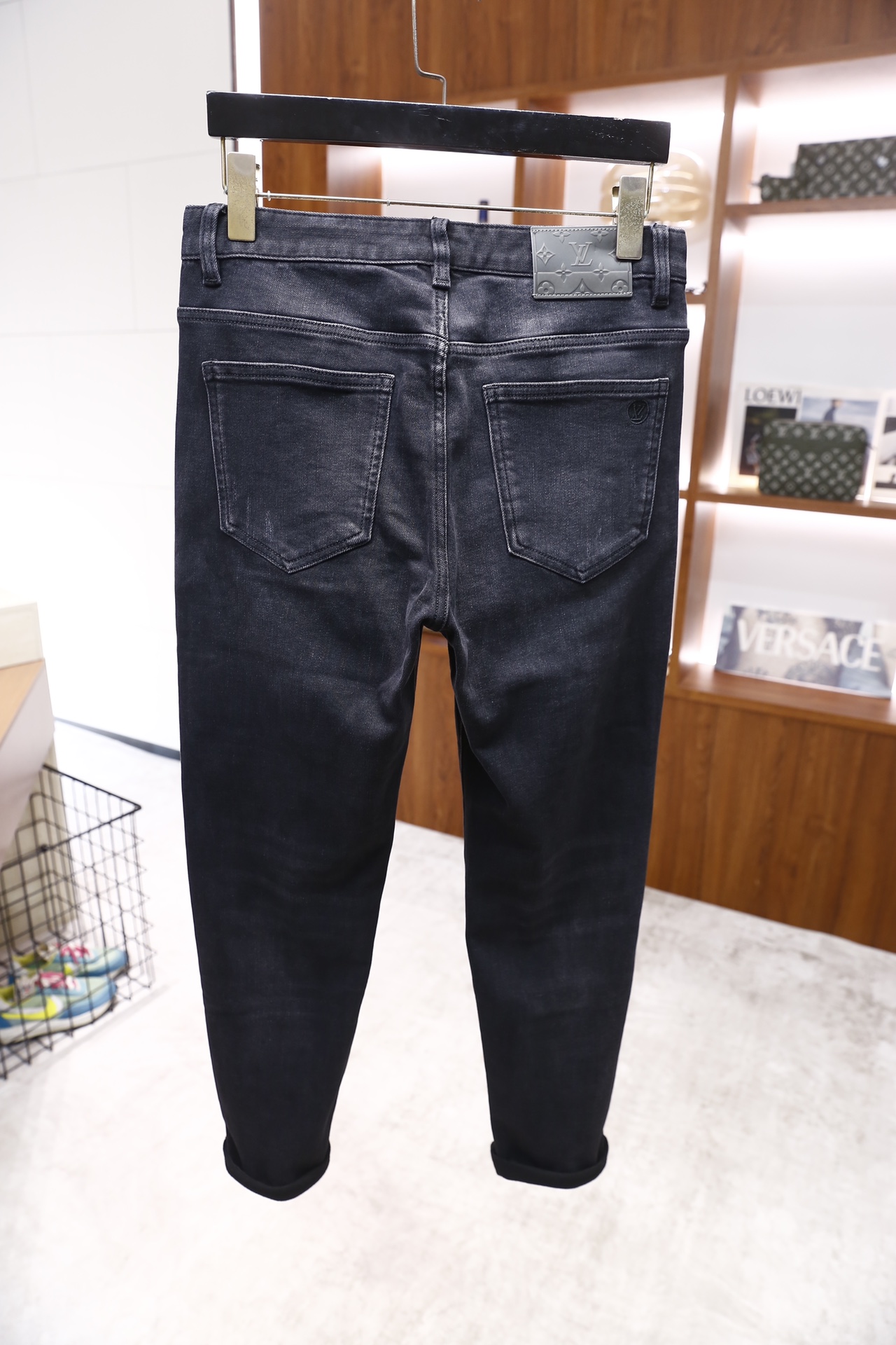 🔥路易威登/LV.25秋冬新品！时尚男士牛仔裤👍采用舒适洗水牛仔面料！面料兼具挺括度与柔软度，耐磨性和垂