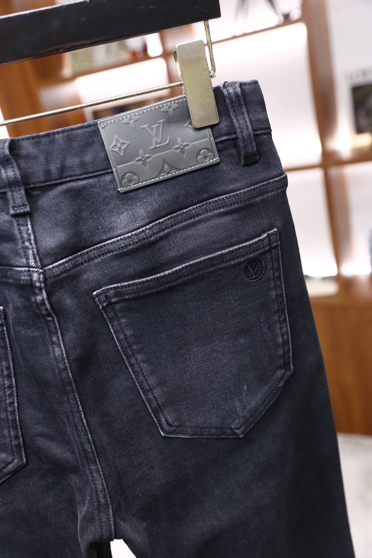 🔥路易威登/LV.25秋冬新品！时尚男士牛仔裤👍采用舒适洗水牛仔面料！面料兼具挺括度与柔软度，耐磨性和垂