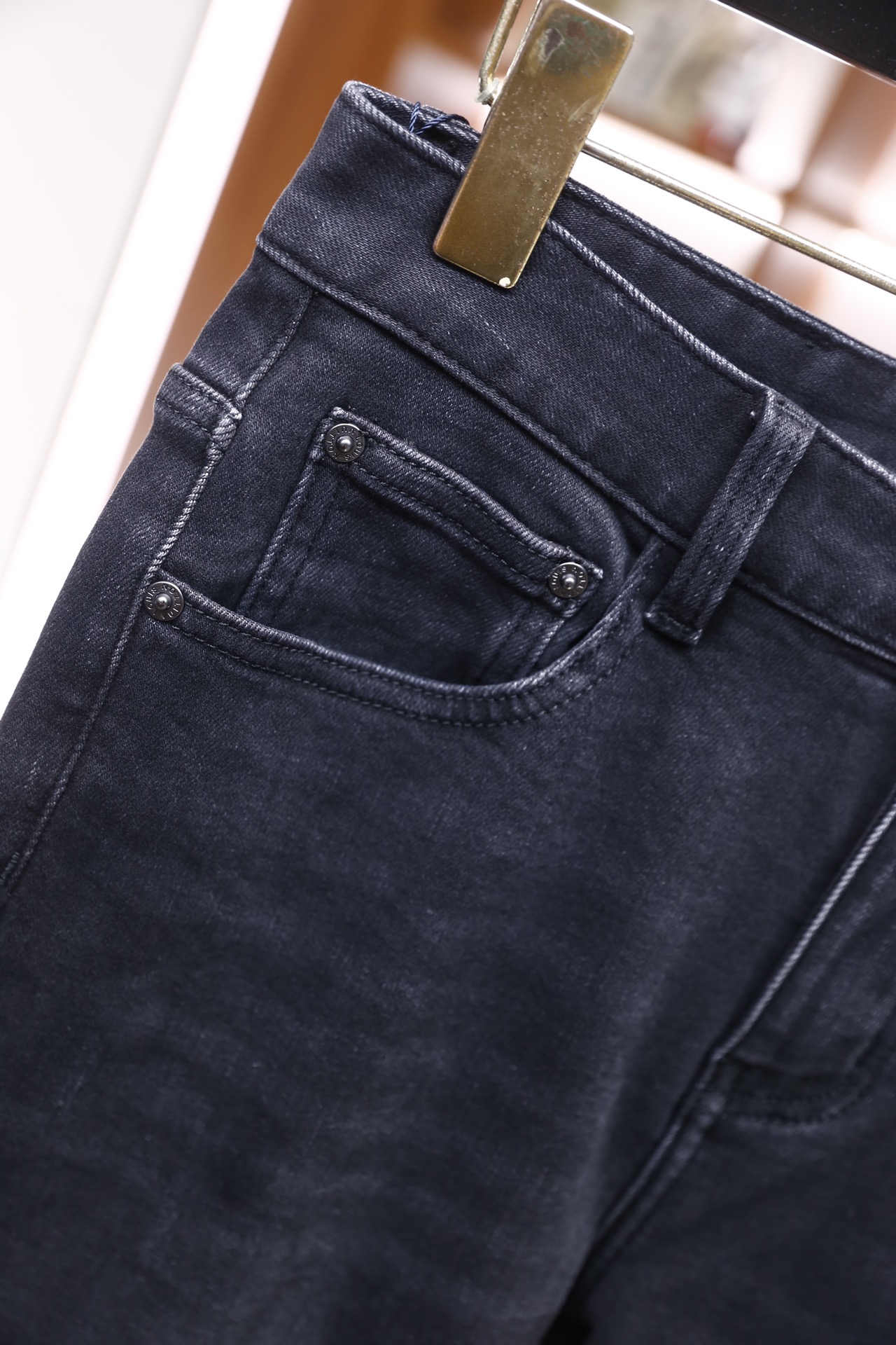 🔥路易威登/LV.25秋冬新品！时尚男士牛仔裤👍采用舒适洗水牛仔面料！面料兼具挺括度与柔软度，耐磨性和垂