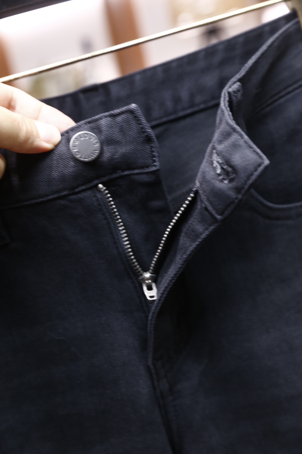 🔥路易威登/LV.25秋冬新品！时尚男士牛仔裤👖采用舒适洗水牛仔面料👍面料挺括且有良好的耐磨性与垂坠感；