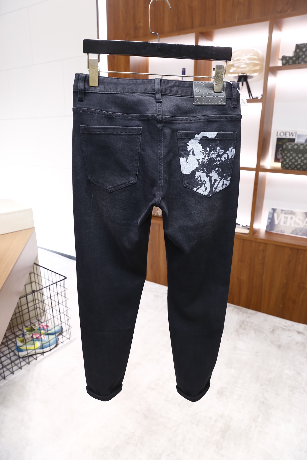 🔥路易威登/LV.25秋冬新品！时尚男士牛仔裤👖采用舒适洗水牛仔面料👍面料挺括且有良好的耐磨性与垂坠感；