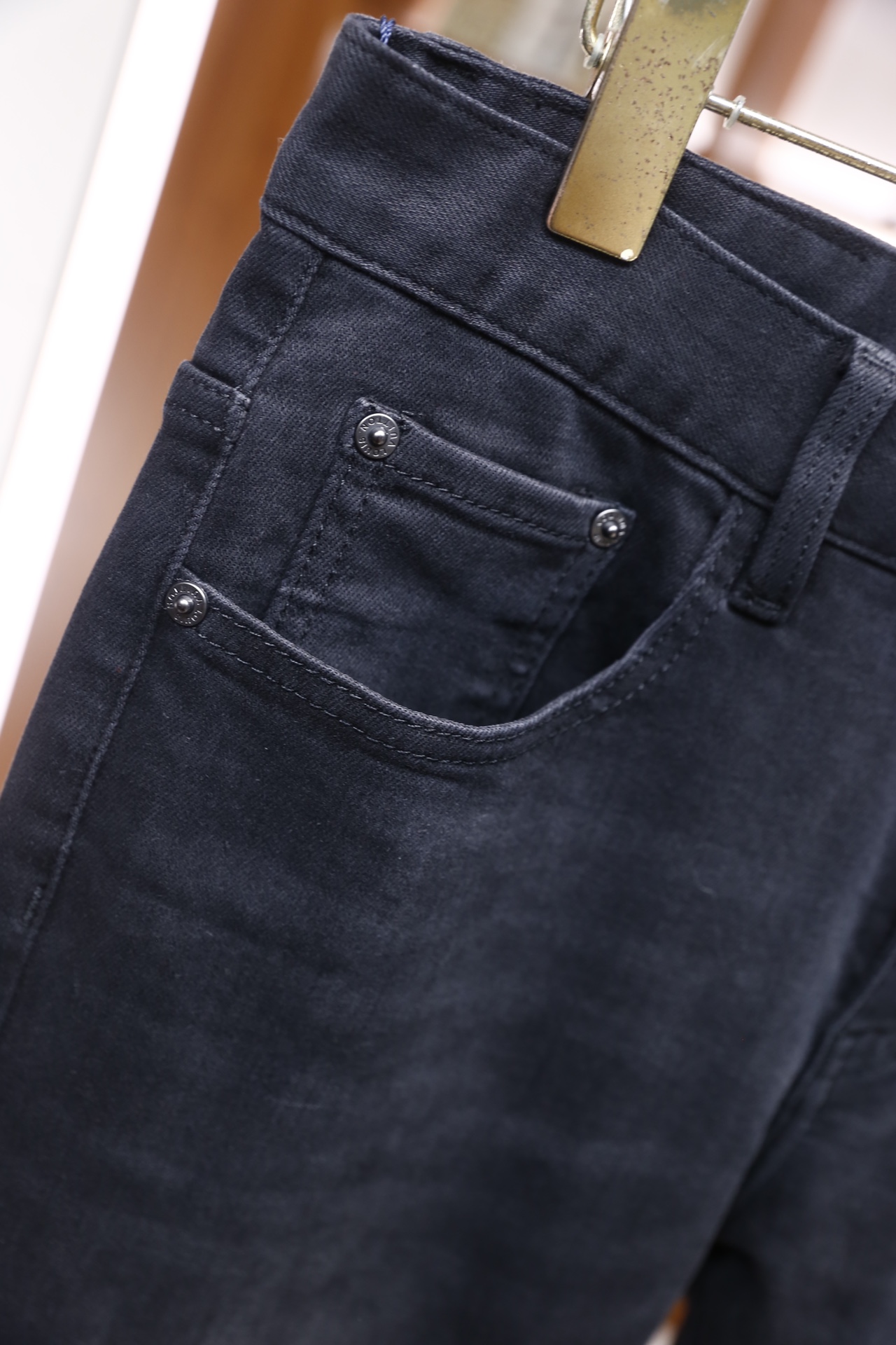 🔥路易威登/LV.25秋冬新品！时尚男士牛仔裤👖采用舒适洗水牛仔面料👍面料挺括且有良好的耐磨性与垂坠感；