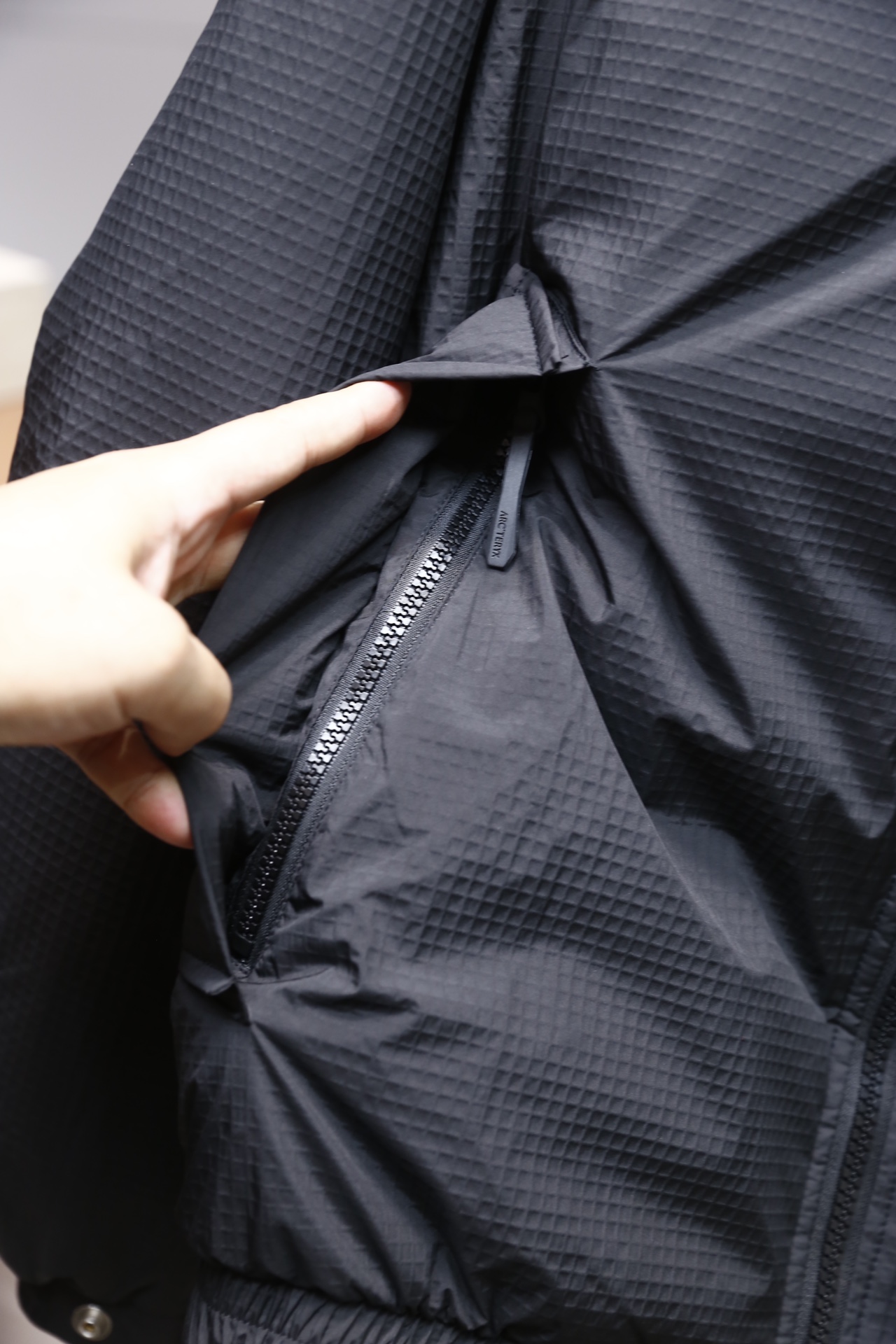 🔥始祖鸟/Arc'teryx.25秋冬新款！时尚男士羽绒服采用格纹肌理的户外功能性面料，防风抗撕裂性能优