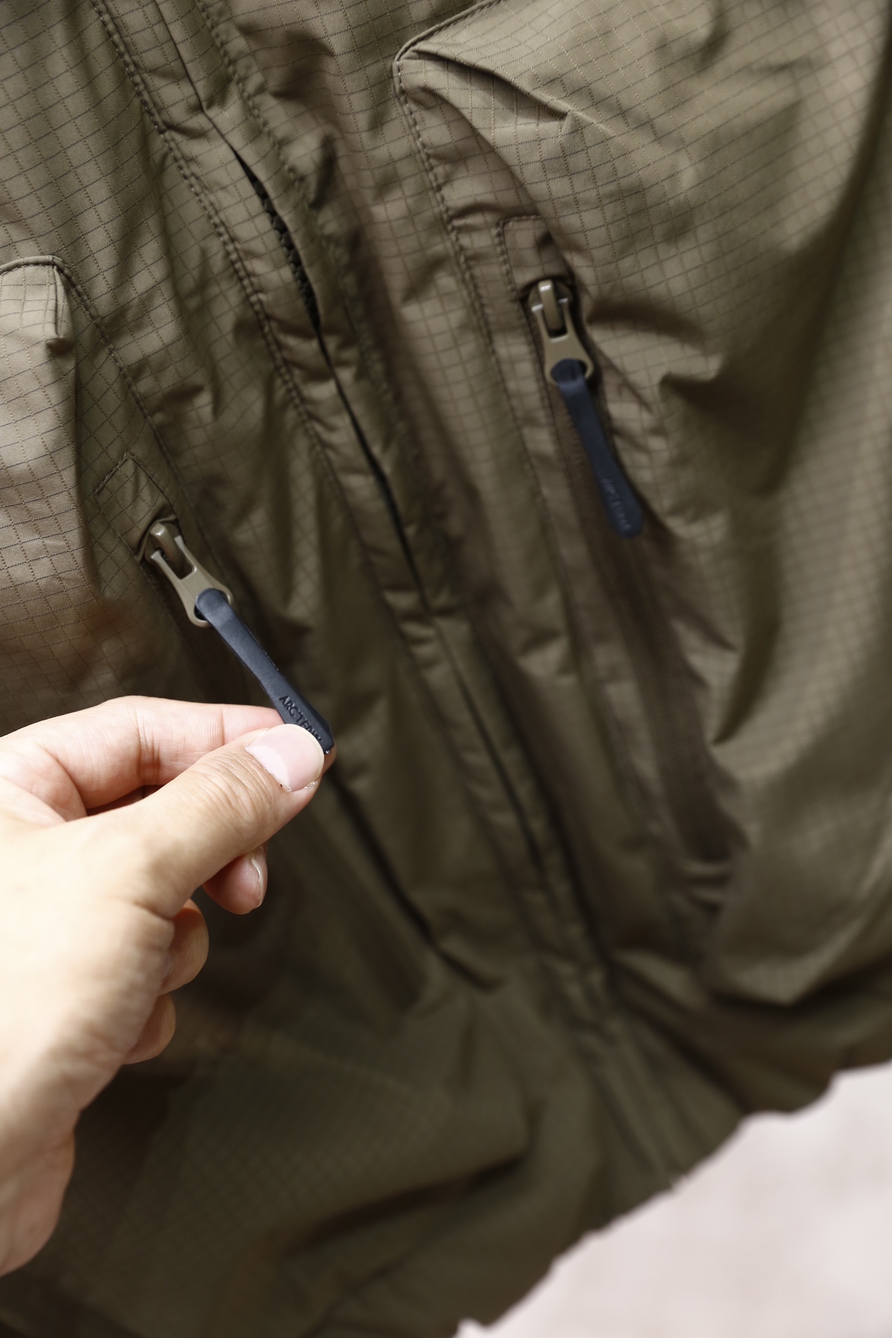 🔥始祖鸟/Arc'teryx.25秋冬新款！时尚男士羽绒服采用格纹肌理的户外功能性面料，防风抗撕裂性能优