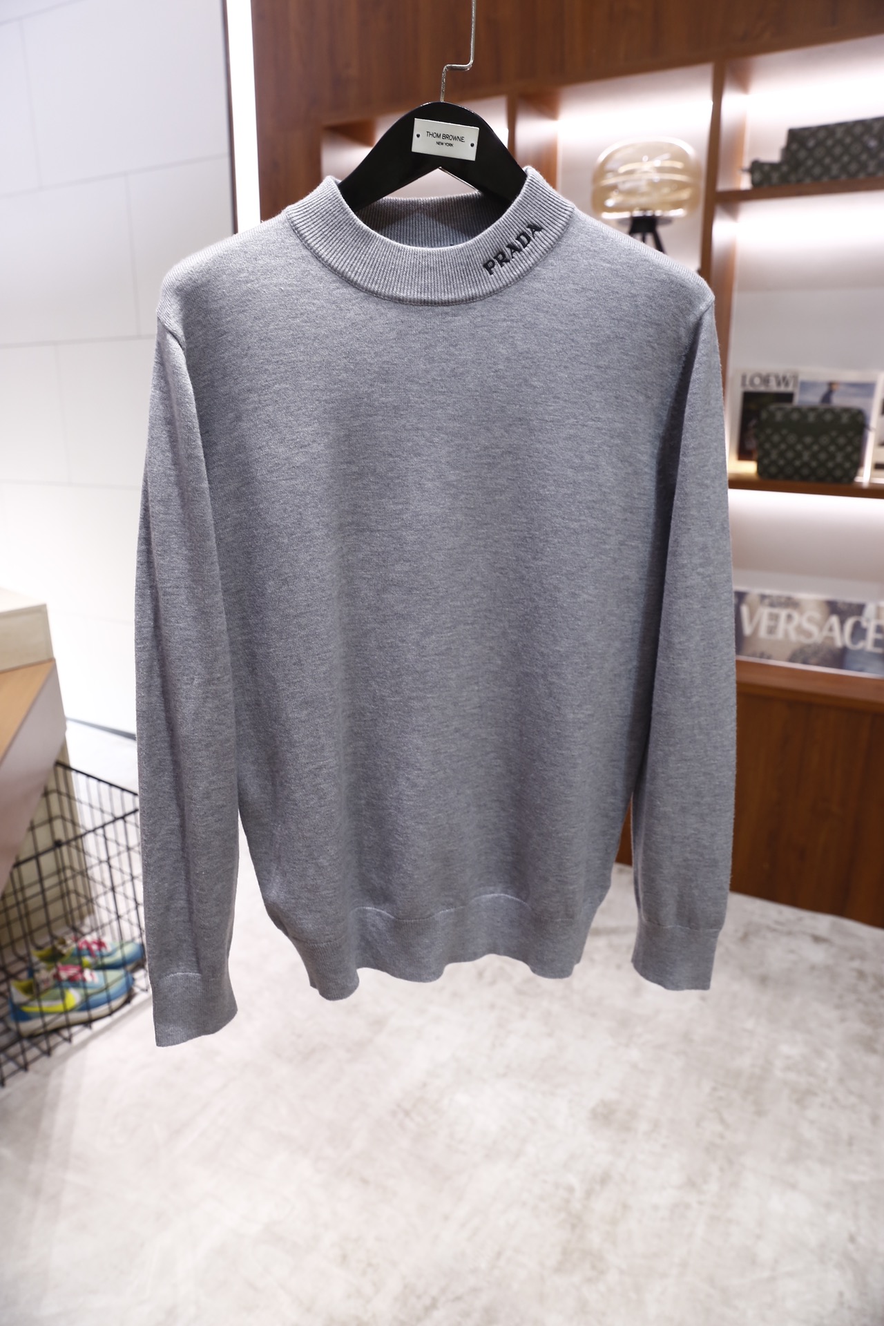 🔥普拉达/Pr*da.25秋冬新品！时尚男士毛衫为半高领版型，采用细腻的羊毛混纺面料打造，触感柔软且具备