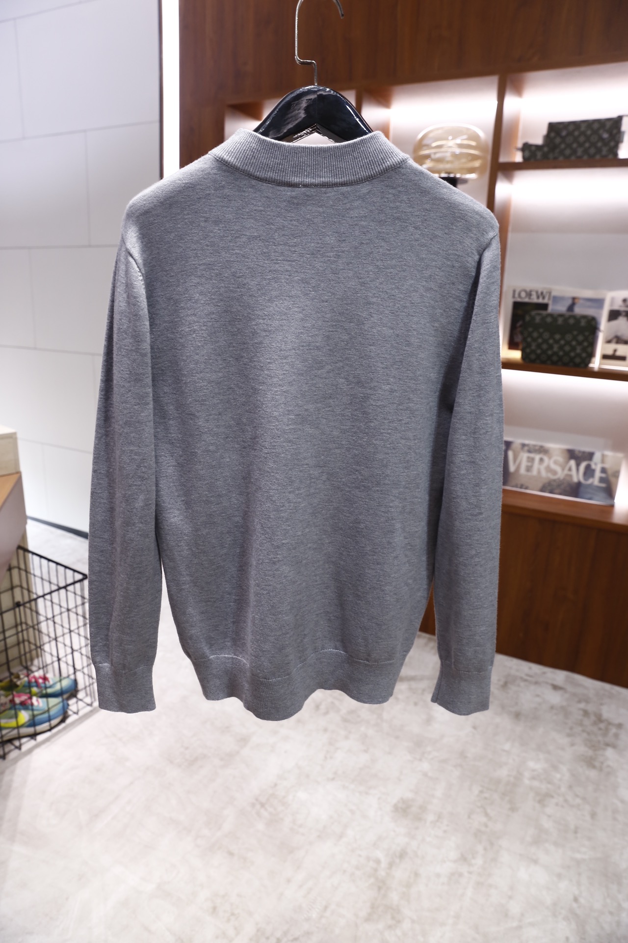 🔥普拉达/Pr*da.25秋冬新品！时尚男士毛衫为半高领版型，采用细腻的羊毛混纺面料打造，触感柔软且具备