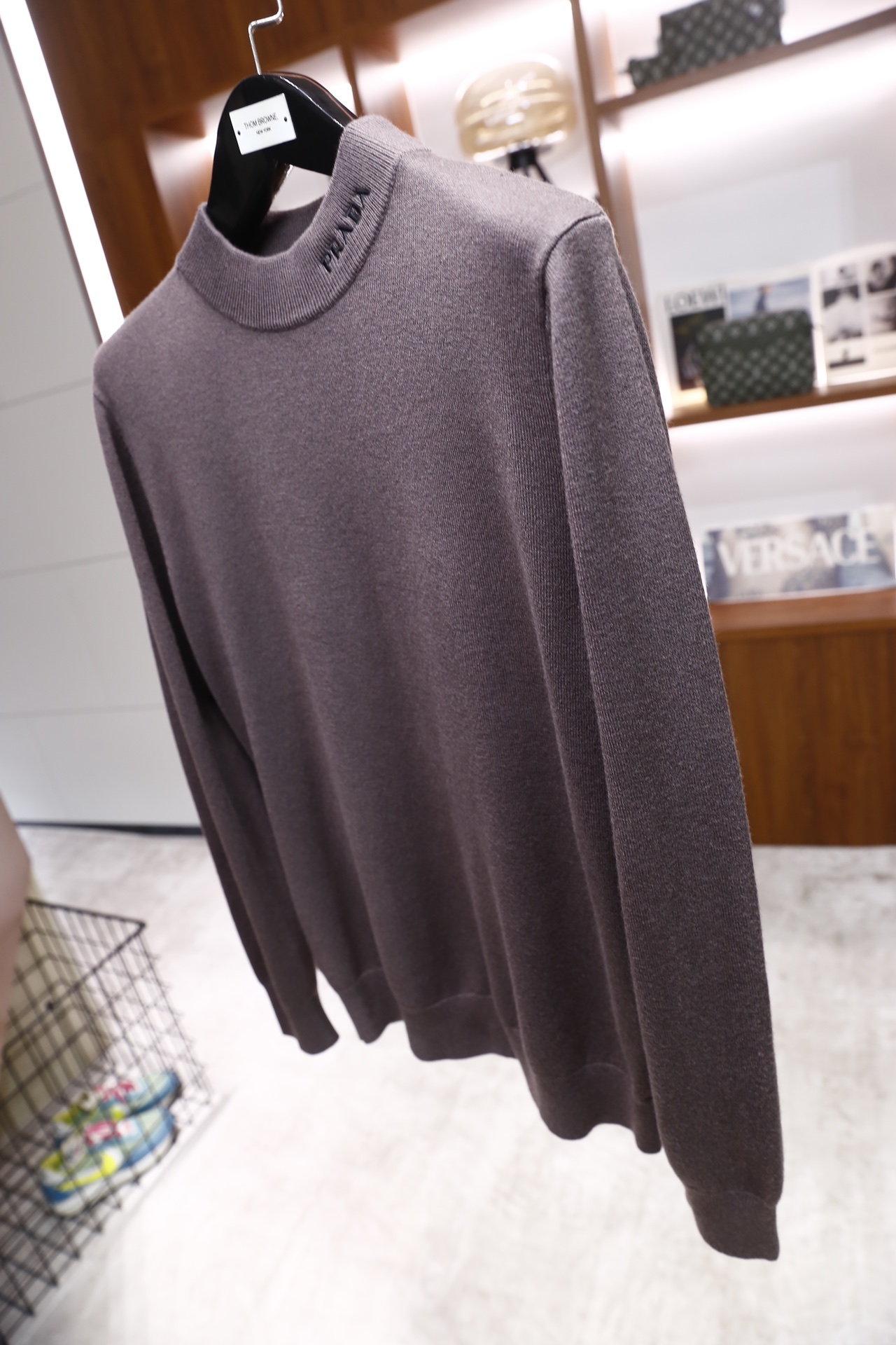 🔥普拉达/Pr*da.25秋冬新品！时尚男士毛衫为半高领版型，采用细腻的羊毛混纺面料打造，触感柔软且具备