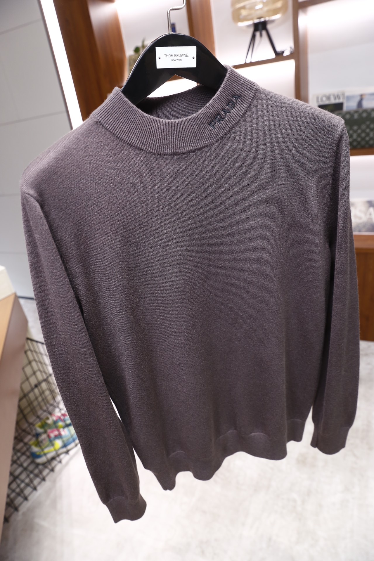 🔥普拉达/Pr*da.25秋冬新品！时尚男士毛衫为半高领版型，采用细腻的羊毛混纺面料打造，触感柔软且具备