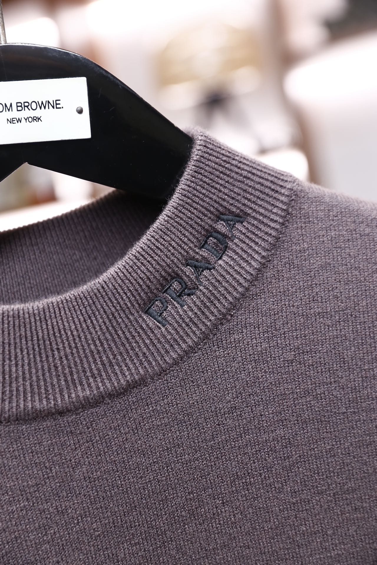 🔥普拉达/Pr*da.25秋冬新品！时尚男士毛衫为半高领版型，采用细腻的羊毛混纺面料打造，触感柔软且具备