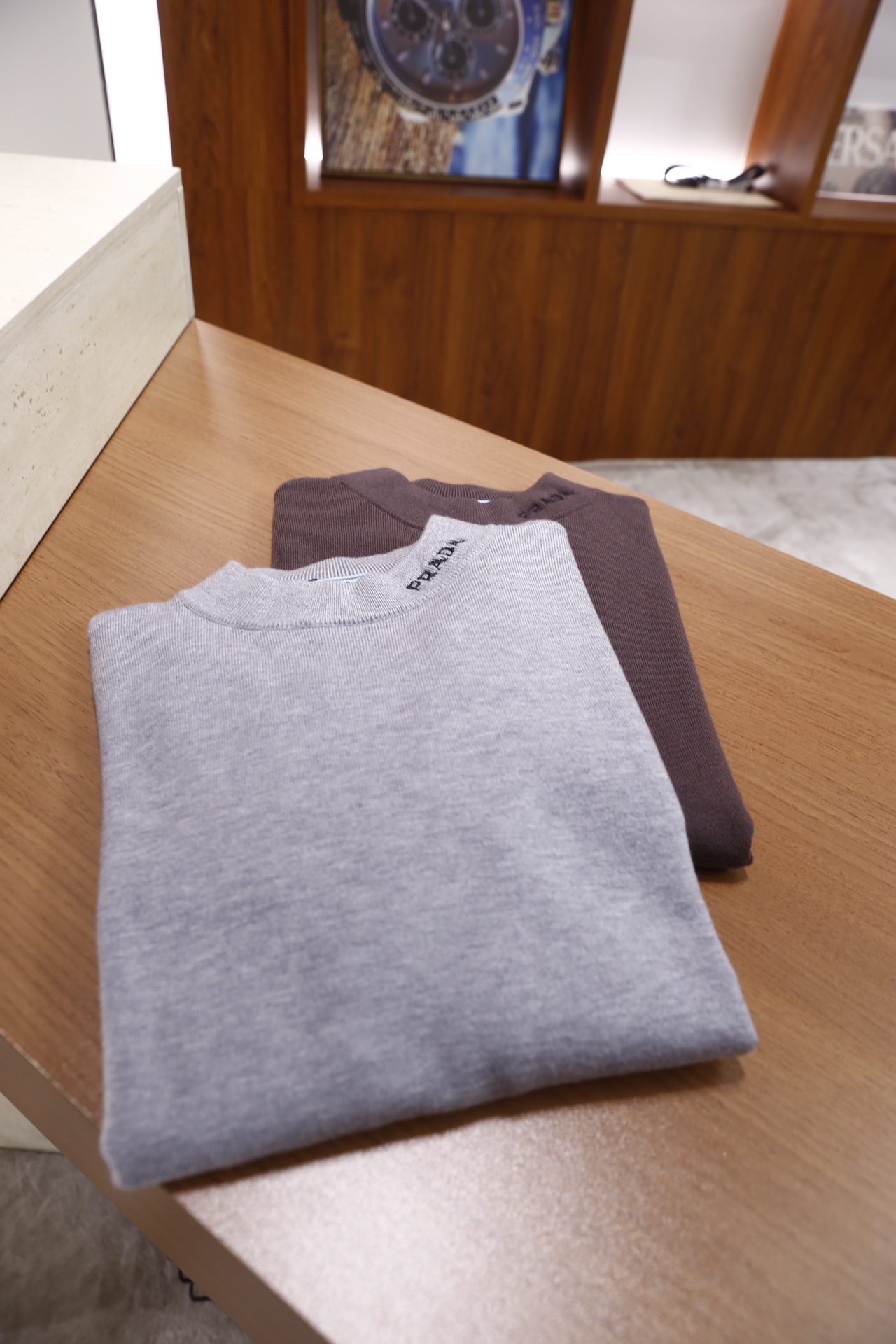 🔥普拉达/Pr*da.25秋冬新品！时尚男士毛衫为半高领版型，采用细腻的羊毛混纺面料打造，触感柔软且具备