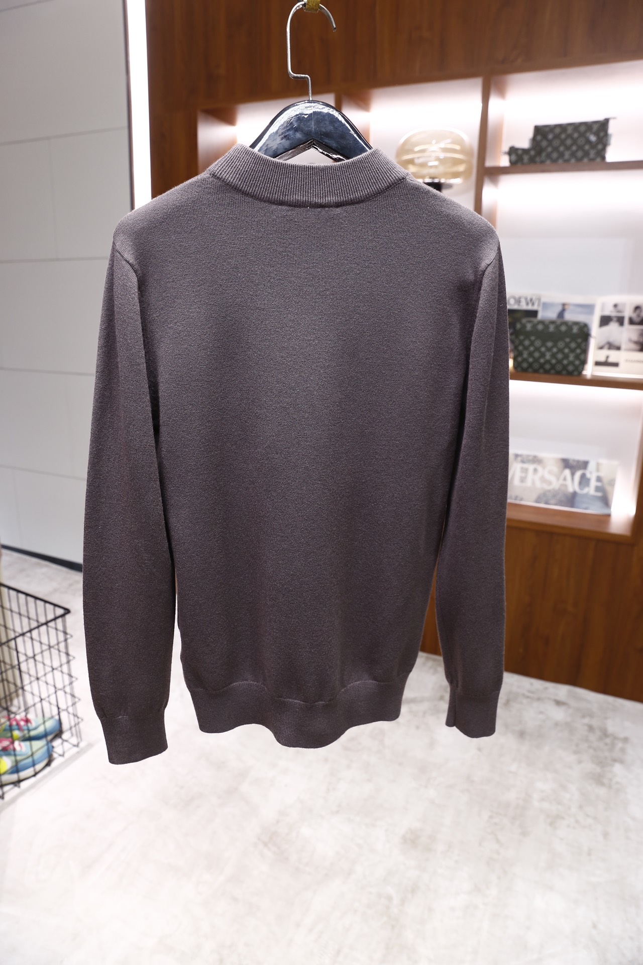 🔥普拉达/Pr*da.25秋冬新品！时尚男士毛衫为半高领版型，采用细腻的羊毛混纺面料打造，触感柔软且具备