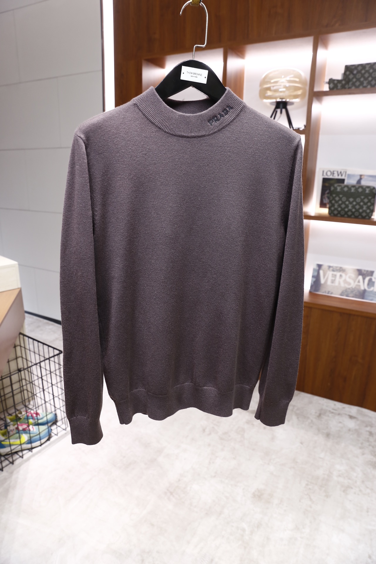 🔥普拉达/Pr*da.25秋冬新品！时尚男士毛衫为半高领版型，采用细腻的羊毛混纺面料打造，触感柔软且具备