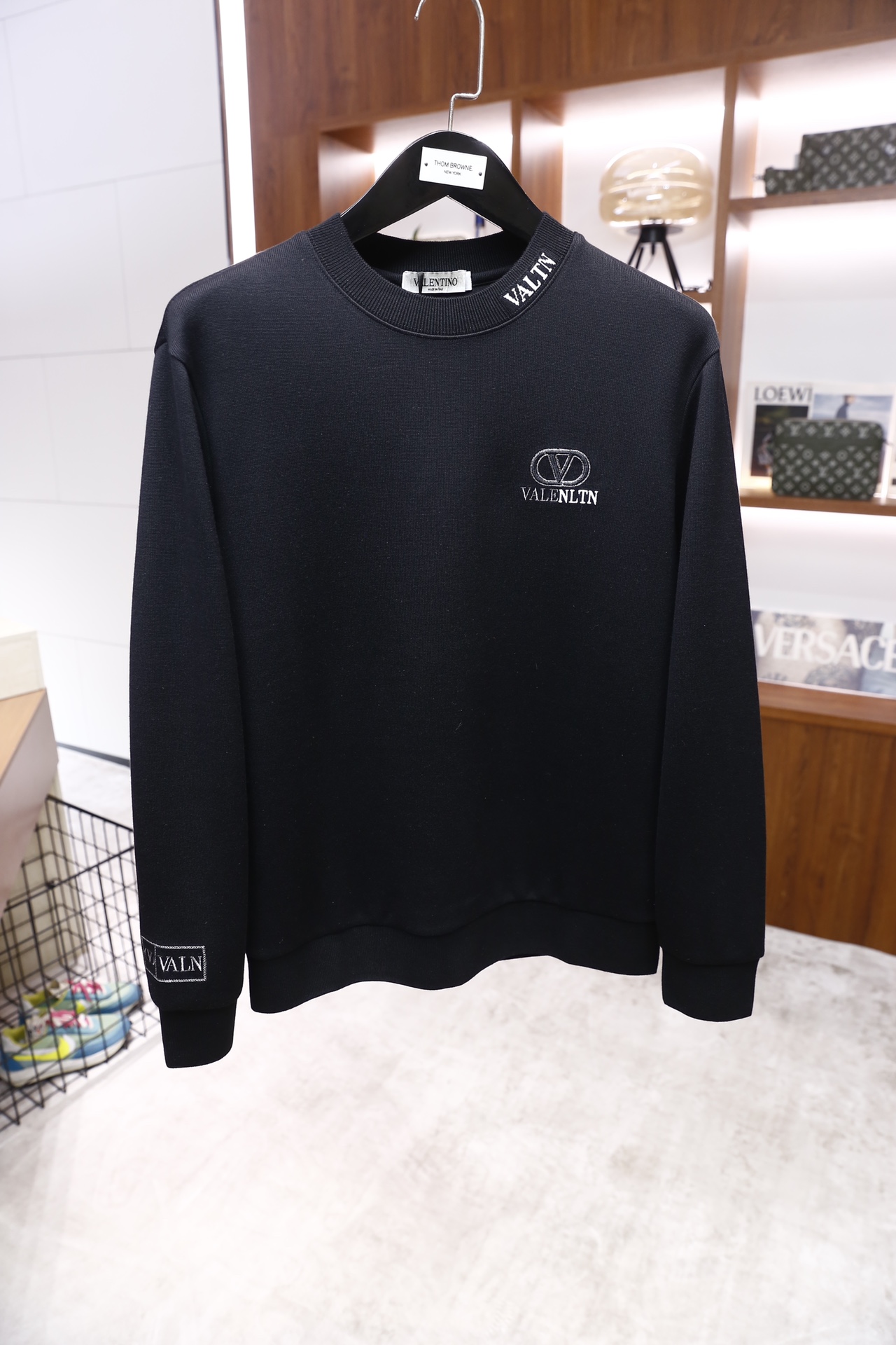 🔥Valent*no/华伦天奴.25秋冬新款男士圆领卫衣👍采用舒适棉面料打造，质感柔软且挺括。奢华经典品