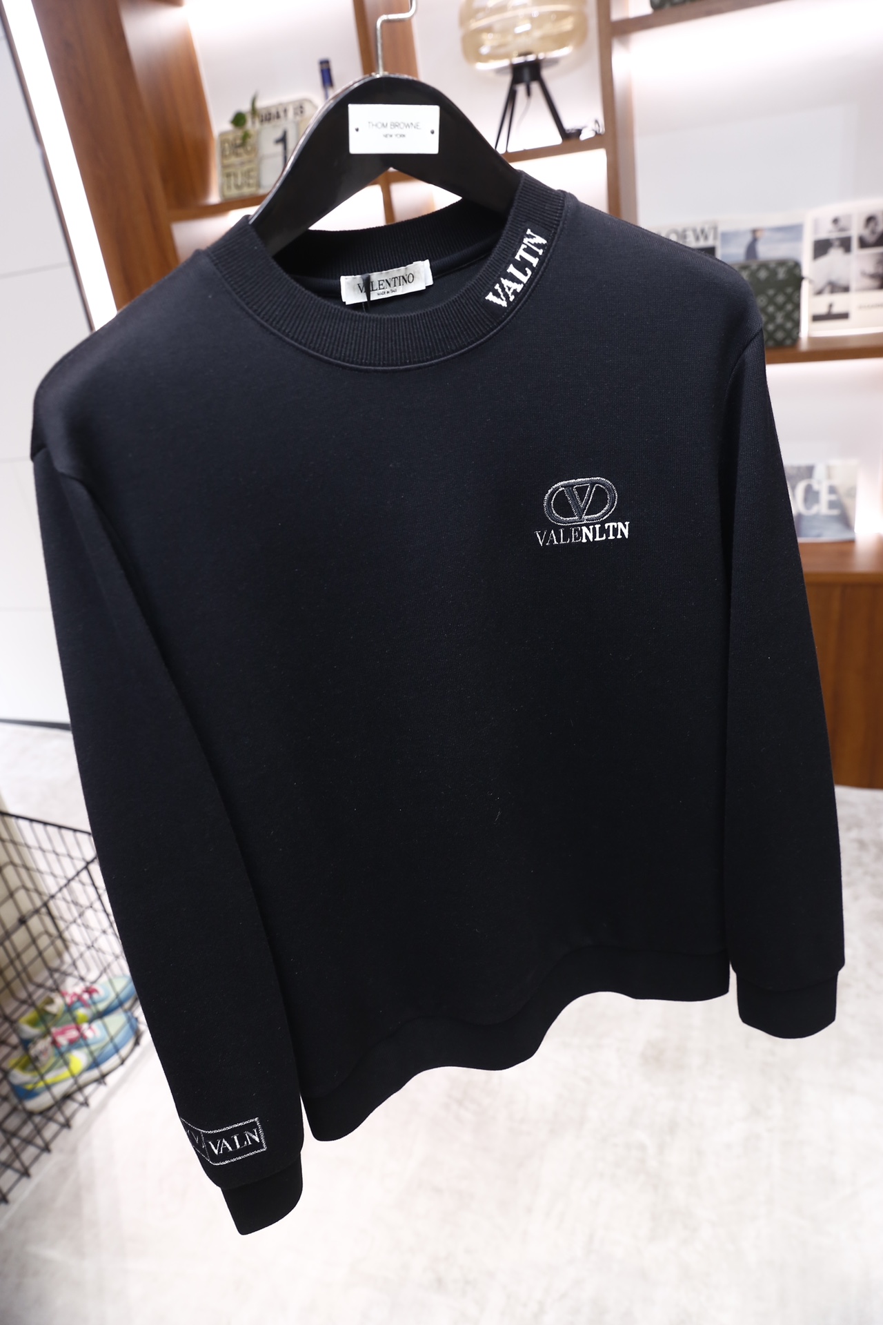 🔥Valent*no/华伦天奴.25秋冬新款男士圆领卫衣👍采用舒适棉面料打造，质感柔软且挺括。奢华经典品