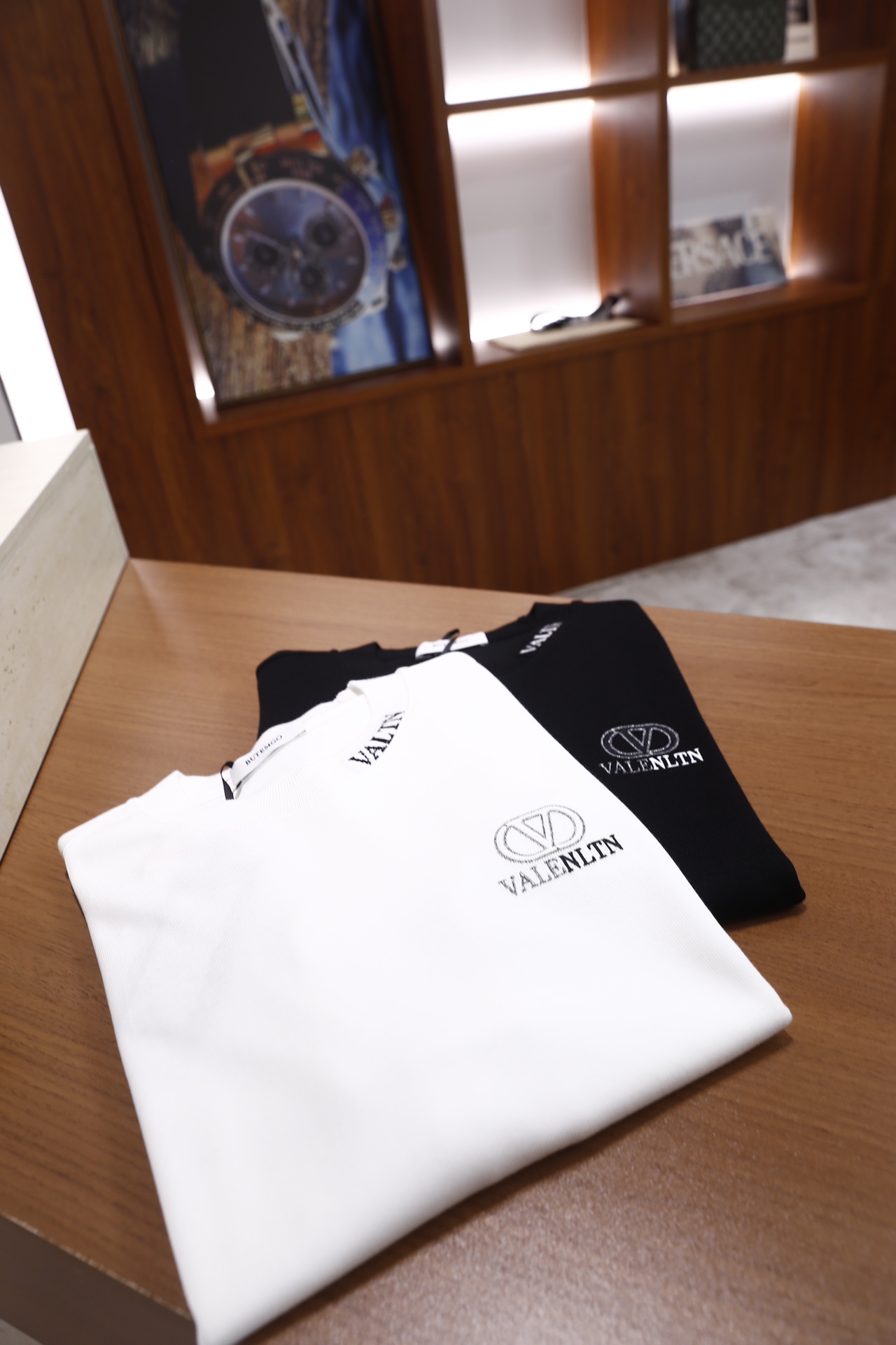 🔥Valent*no/华伦天奴.25秋冬新款男士圆领卫衣👍采用舒适棉面料打造，质感柔软且挺括。奢华经典品