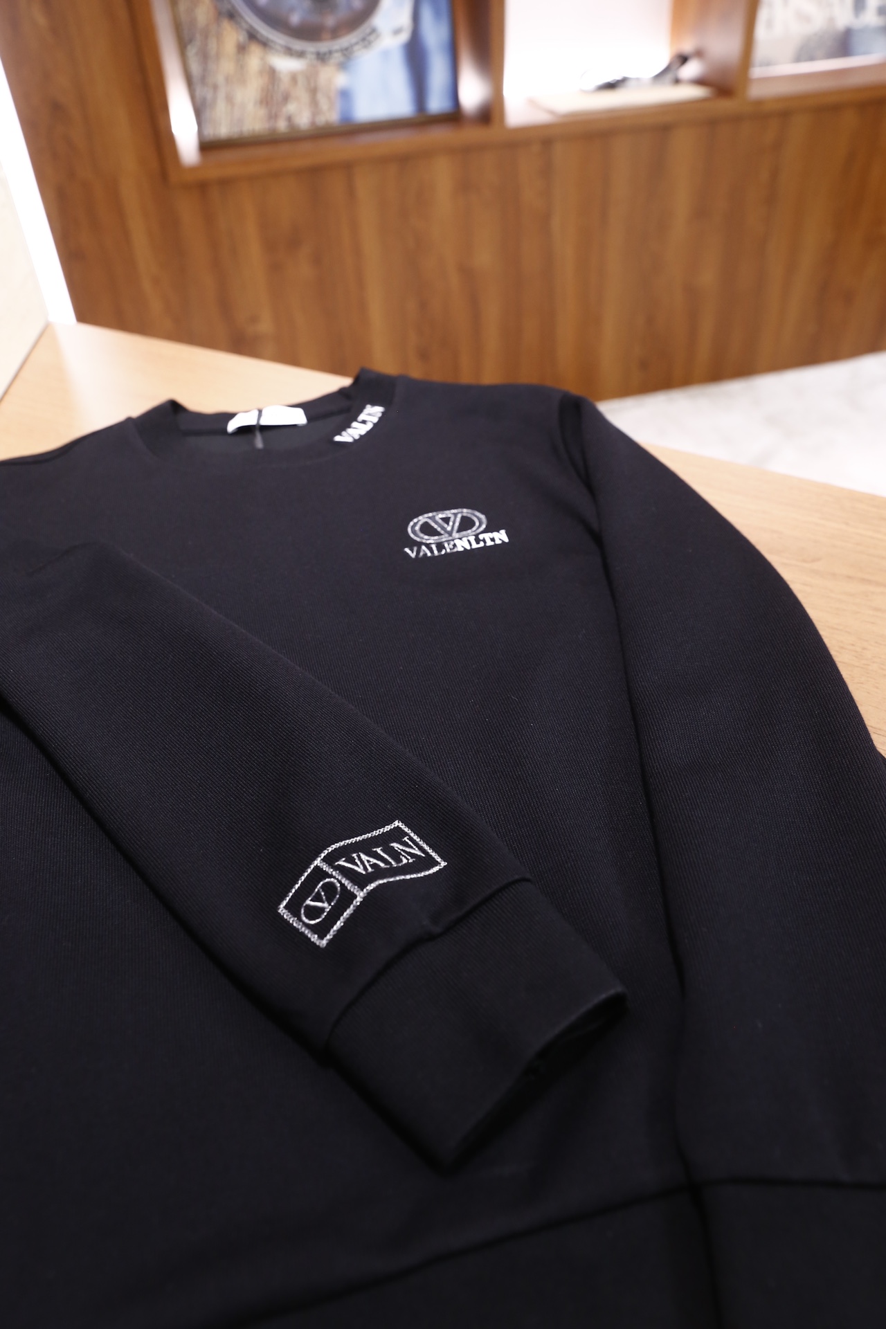 🔥Valent*no/华伦天奴.25秋冬新款男士圆领卫衣👍采用舒适棉面料打造，质感柔软且挺括。奢华经典品